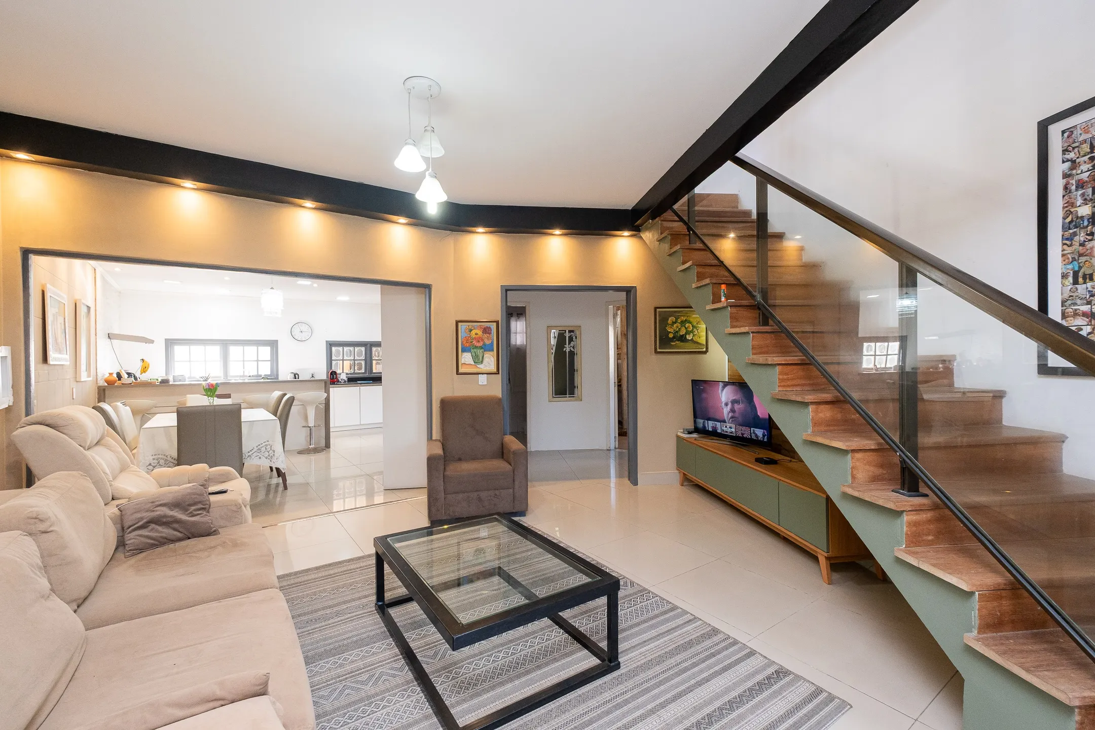 Casa à venda no Umuarama, Pelotas - 361 m², 4 quartos (sendo 2 suítes), móveis de alto padrão e amplo pátio com piscina.