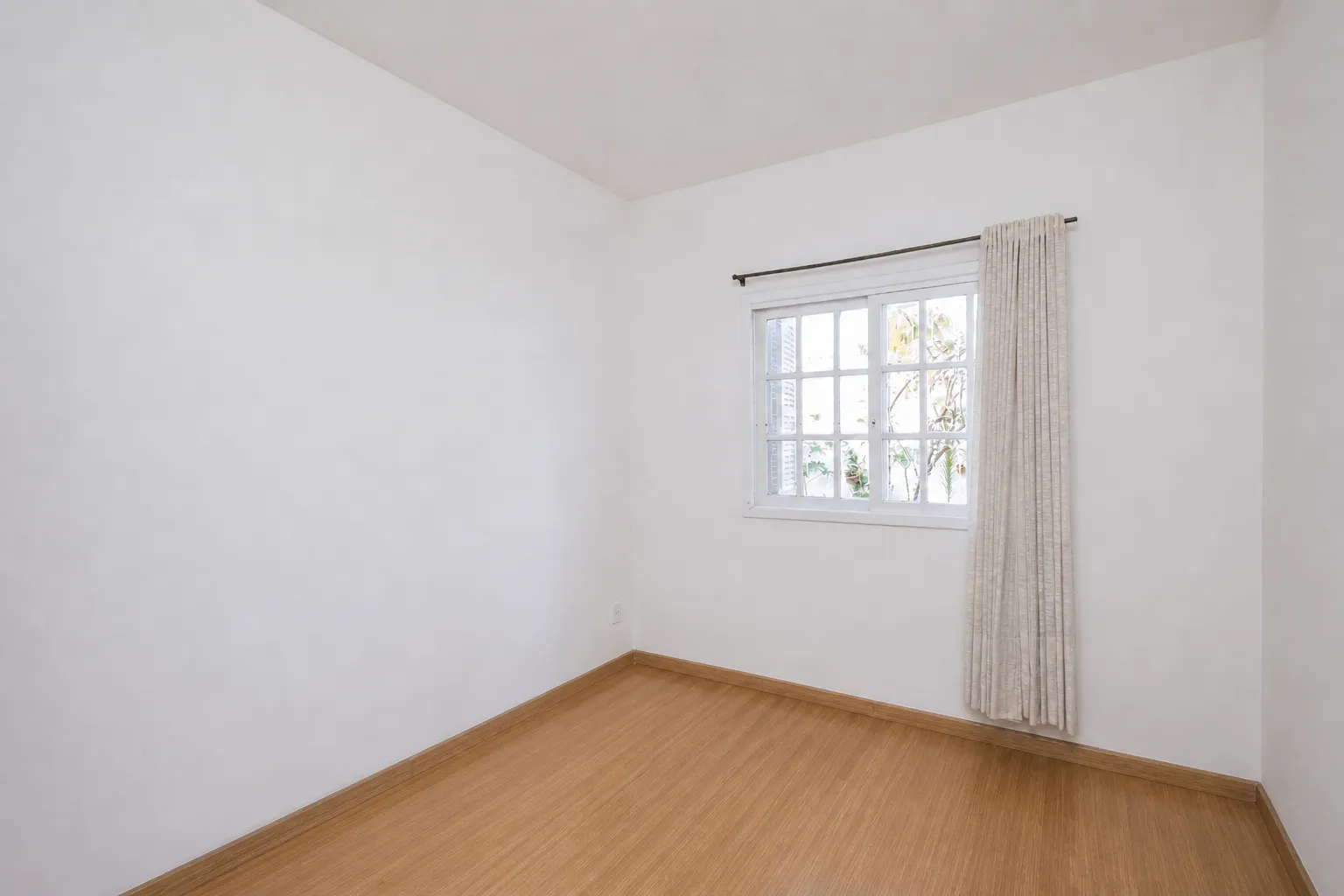 Casa à venda no Umuarama, Pelotas - 361 m², 4 quartos (sendo 2 suítes), móveis de alto padrão e amplo pátio com piscina. - 12
