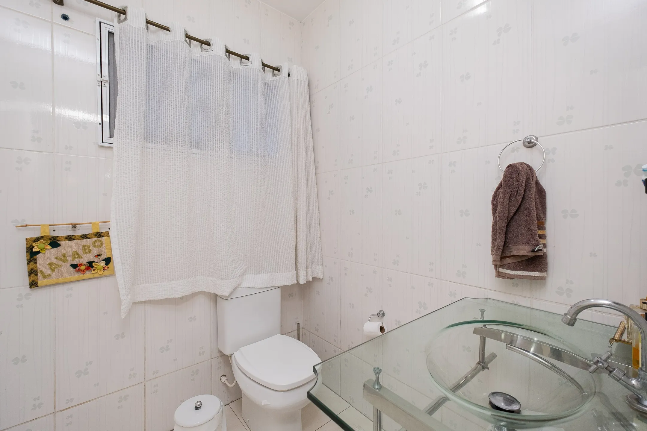Casa à venda no Umuarama, Pelotas - 361 m², 4 quartos (sendo 2 suítes), móveis de alto padrão e amplo pátio com piscina. - 13