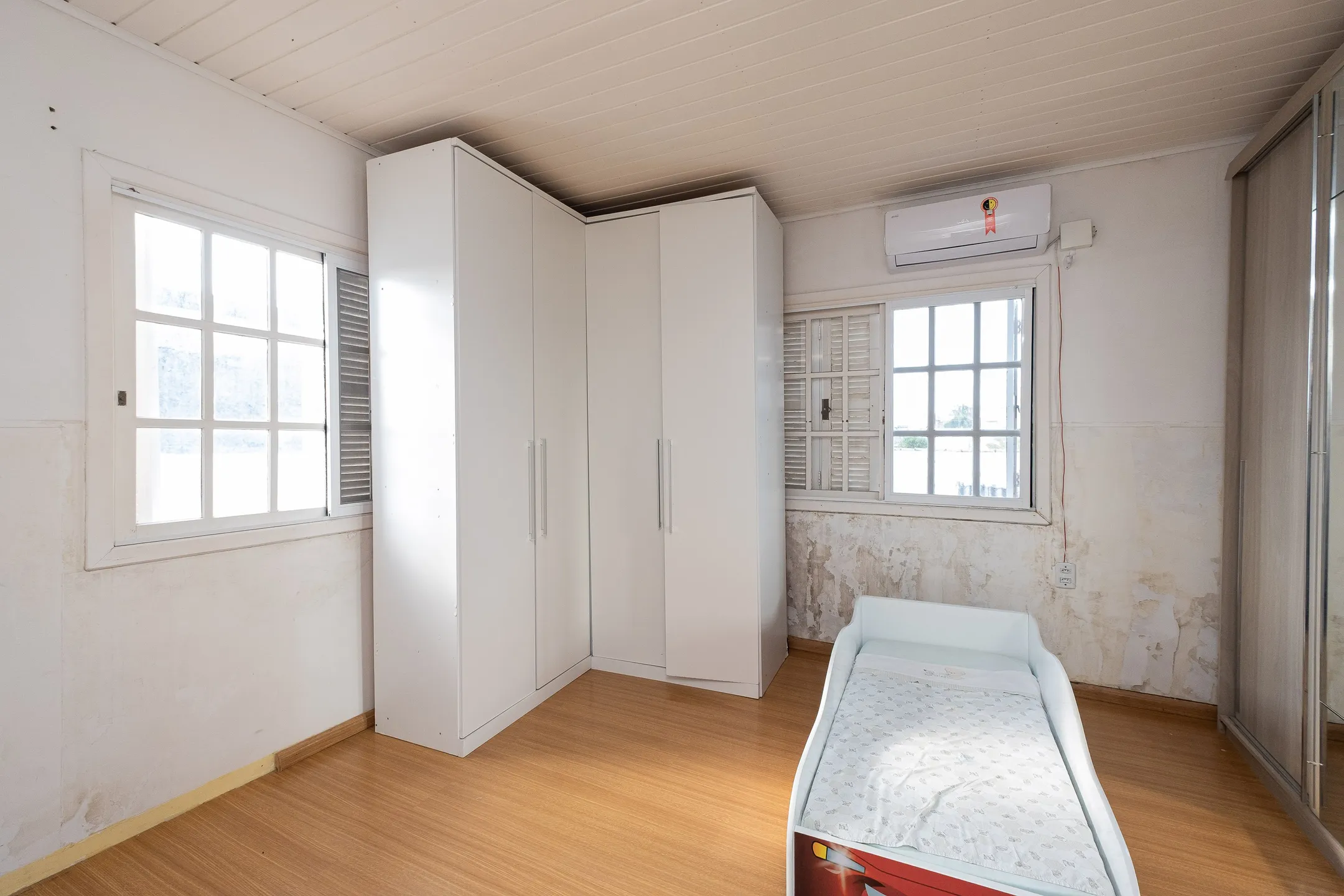 Casa à venda no Umuarama, Pelotas - 361 m², 4 quartos (sendo 2 suítes), móveis de alto padrão e amplo pátio com piscina. - 14