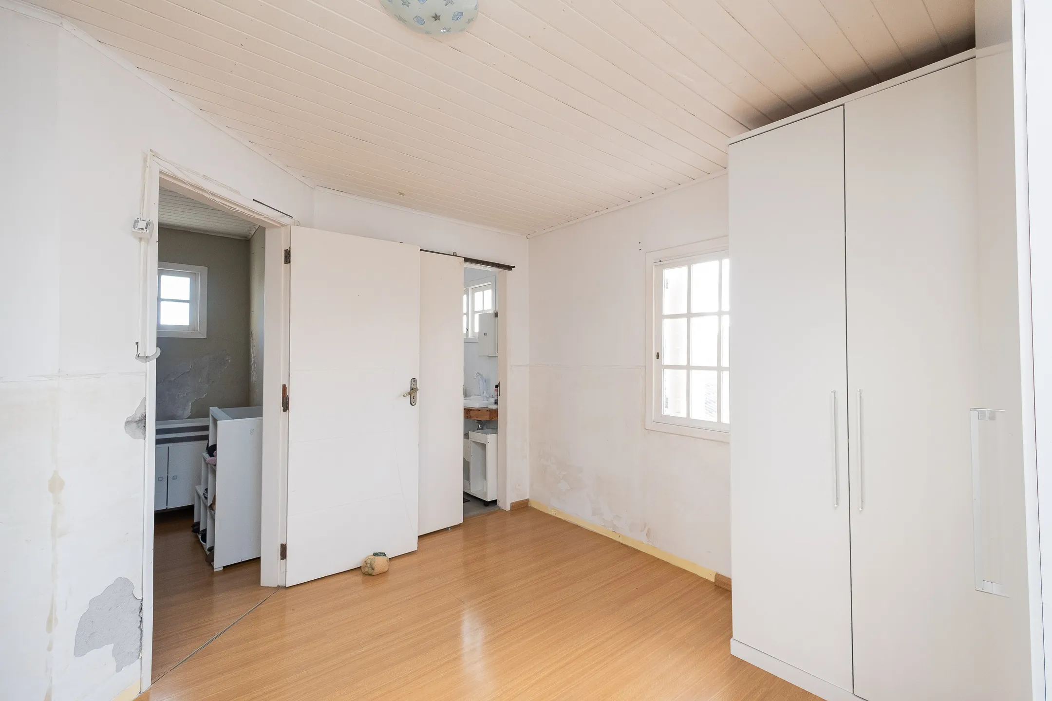 Casa à venda no Umuarama, Pelotas - 361 m², 4 quartos (sendo 2 suítes), móveis de alto padrão e amplo pátio com piscina. - 15