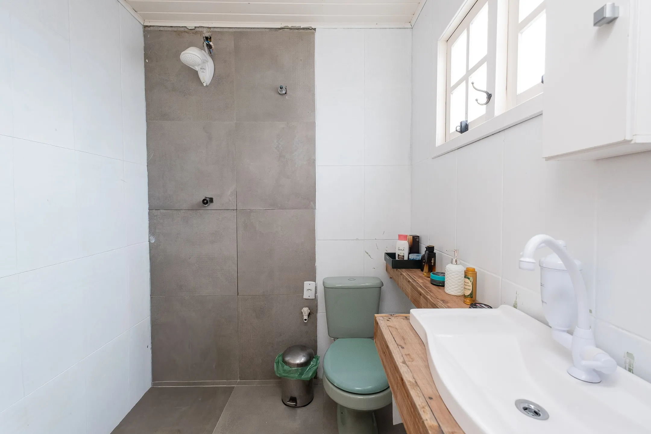 Casa à venda no Umuarama, Pelotas - 361 m², 4 quartos (sendo 2 suítes), móveis de alto padrão e amplo pátio com piscina. - 16