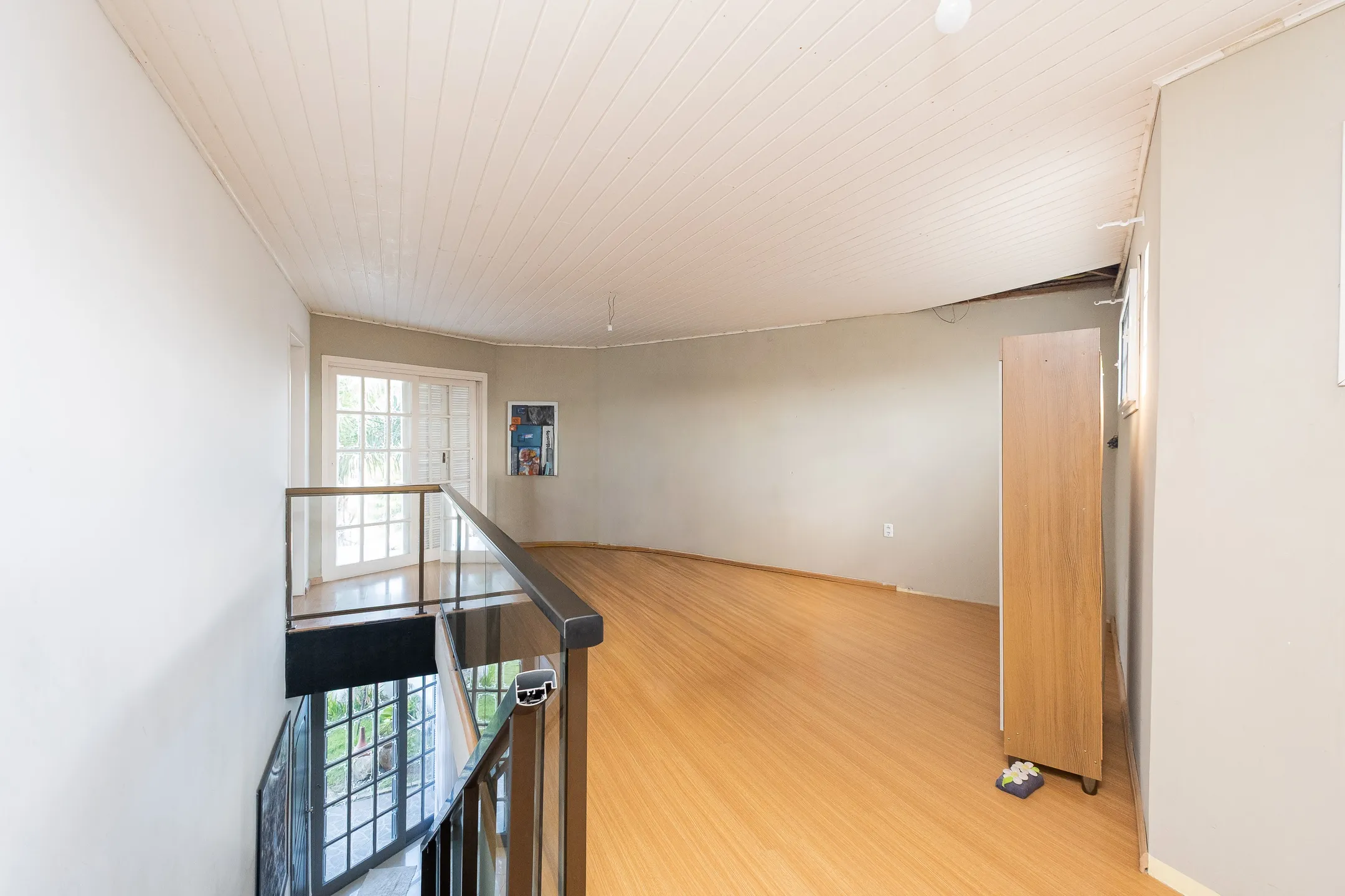 Casa à venda no Umuarama, Pelotas - 361 m², 4 quartos (sendo 2 suítes), móveis de alto padrão e amplo pátio com piscina. - 17