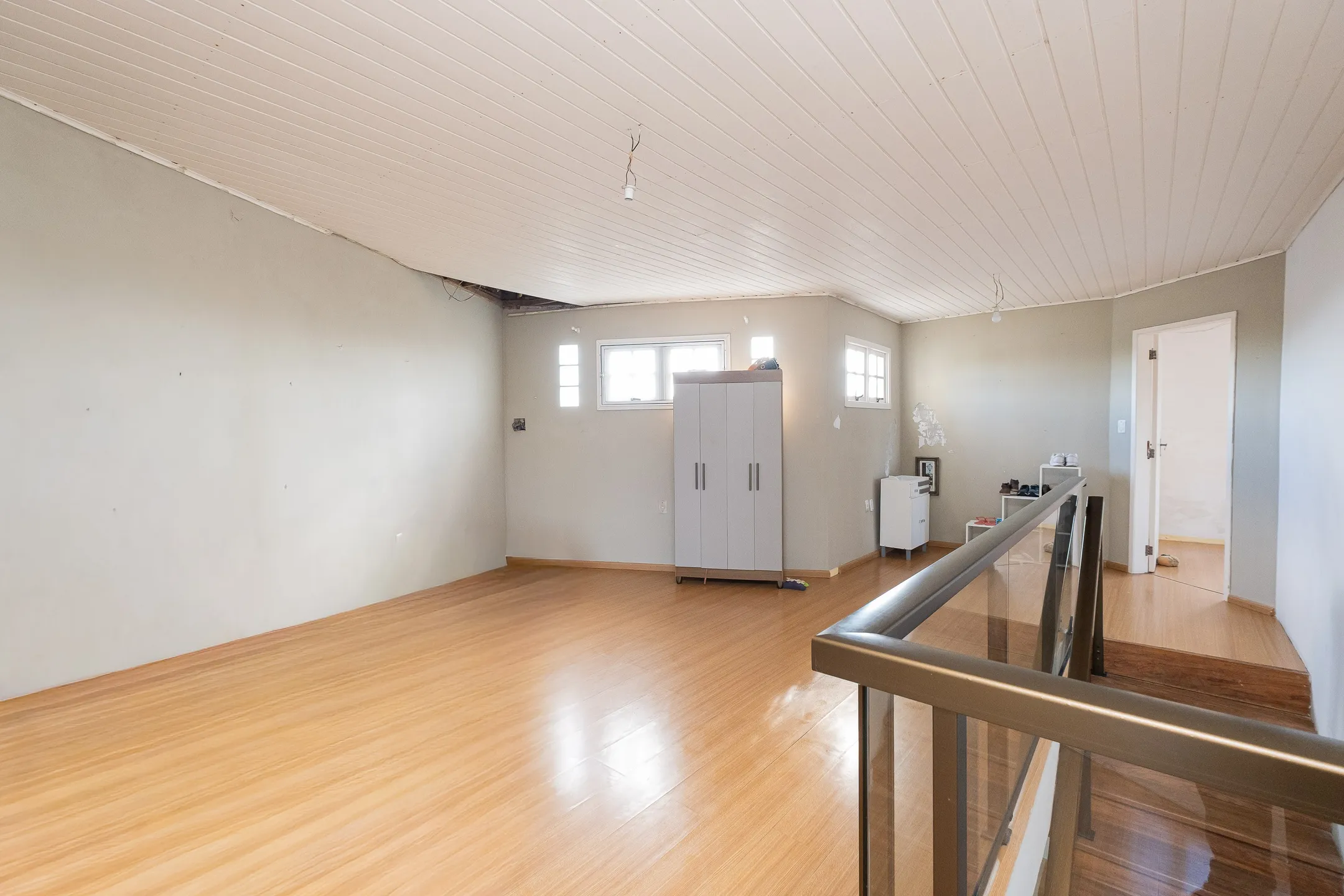 Casa à venda no Umuarama, Pelotas - 361 m², 4 quartos (sendo 2 suítes), móveis de alto padrão e amplo pátio com piscina. - 18