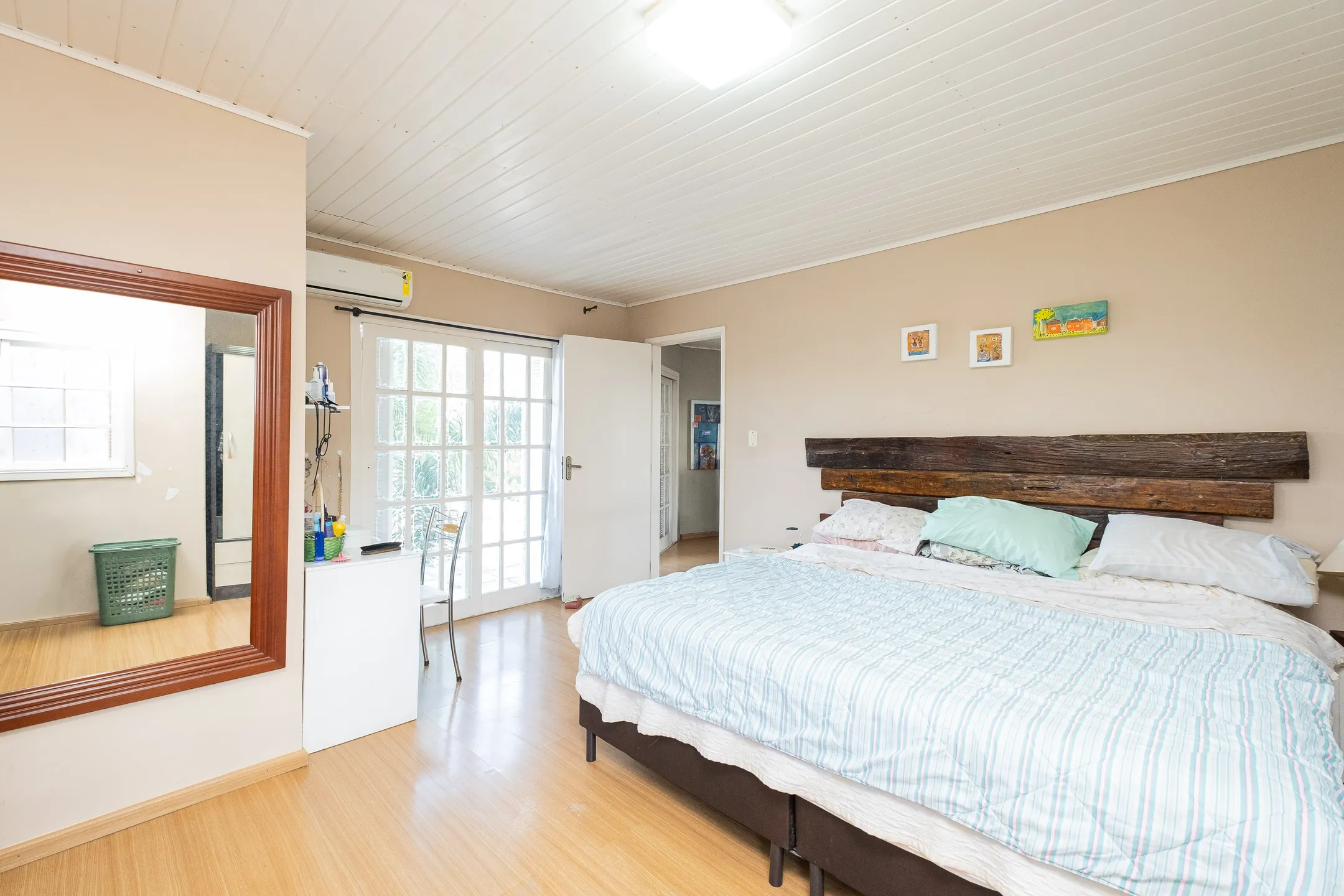 Casa à venda no Umuarama, Pelotas - 361 m², 4 quartos (sendo 2 suítes), móveis de alto padrão e amplo pátio com piscina. - 19