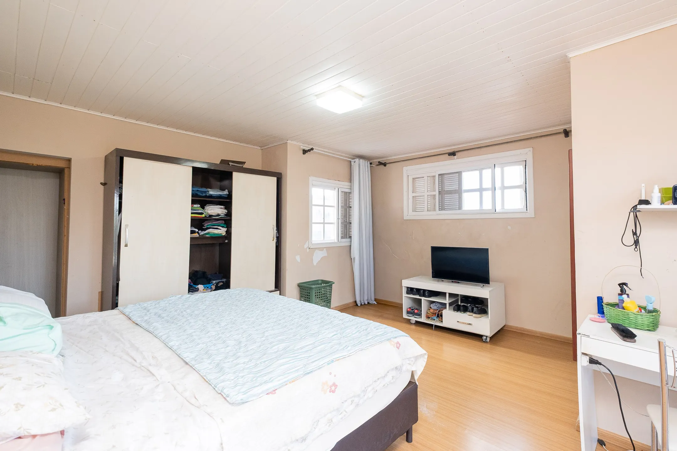 Casa à venda no Umuarama, Pelotas - 361 m², 4 quartos (sendo 2 suítes), móveis de alto padrão e amplo pátio com piscina. - 20