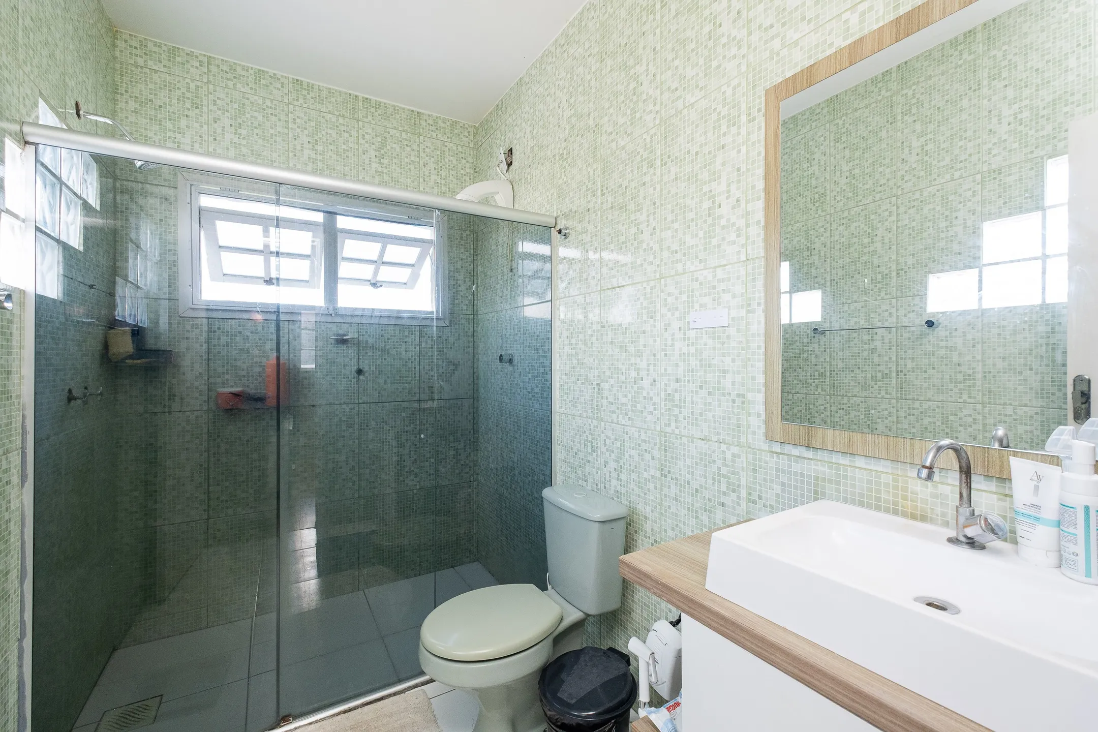 Casa à venda no Umuarama, Pelotas - 361 m², 4 quartos (sendo 2 suítes), móveis de alto padrão e amplo pátio com piscina. - 21