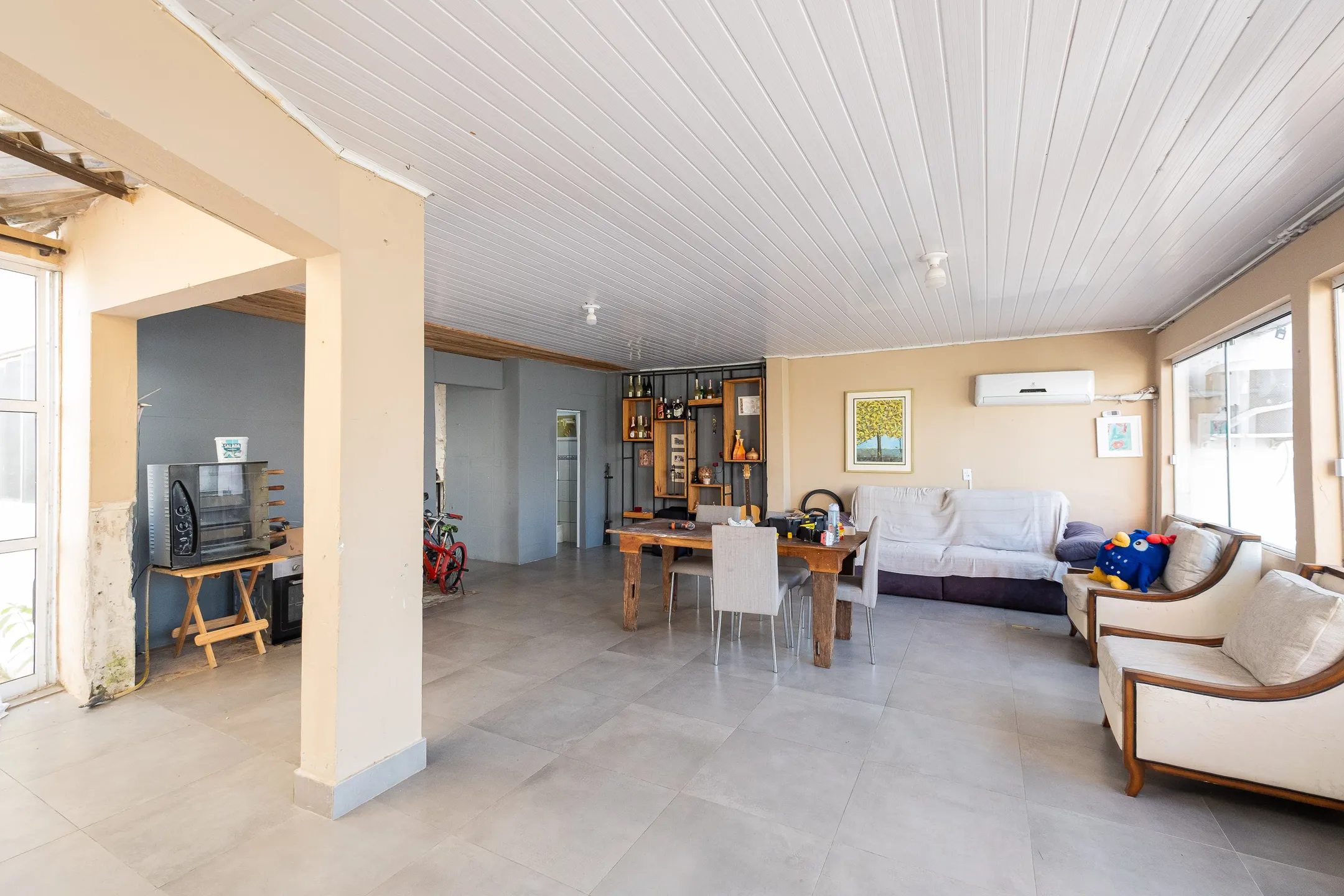 Casa à venda no Umuarama, Pelotas - 361 m², 4 quartos (sendo 2 suítes), móveis de alto padrão e amplo pátio com piscina. - 22