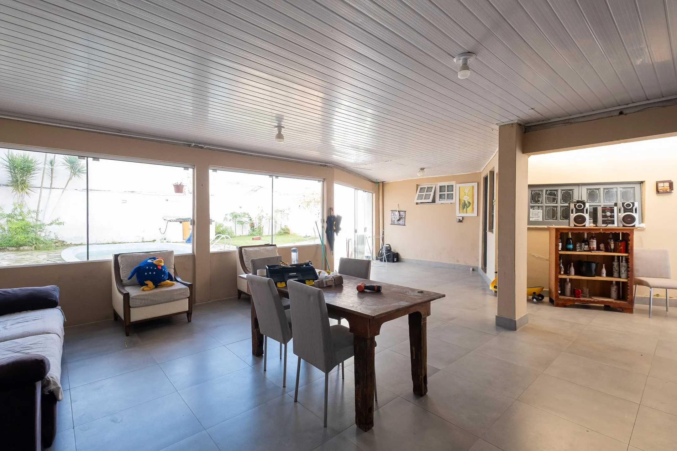 Casa à venda no Umuarama, Pelotas - 361 m², 4 quartos (sendo 2 suítes), móveis de alto padrão e amplo pátio com piscina. - 23