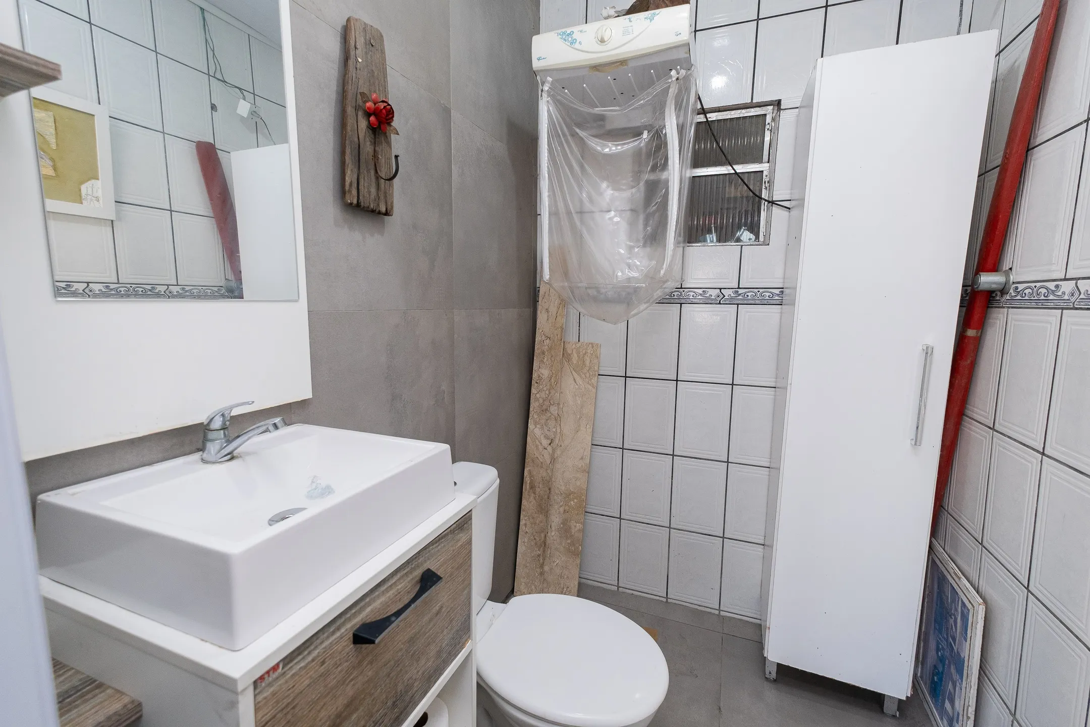 Casa à venda no Umuarama, Pelotas - 361 m², 4 quartos (sendo 2 suítes), móveis de alto padrão e amplo pátio com piscina. - 24