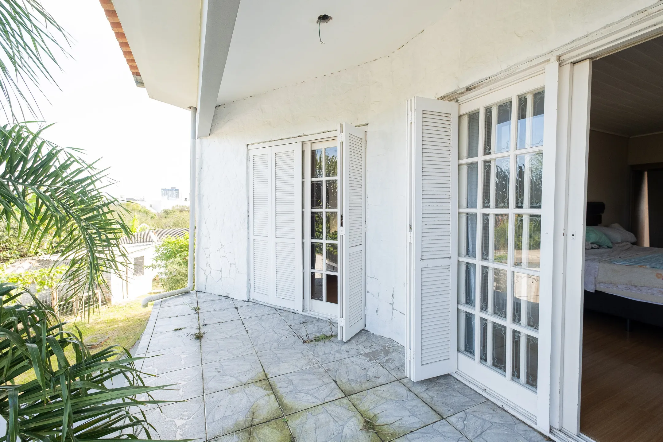 Casa à venda no Umuarama, Pelotas - 361 m², 4 quartos (sendo 2 suítes), móveis de alto padrão e amplo pátio com piscina. - 25