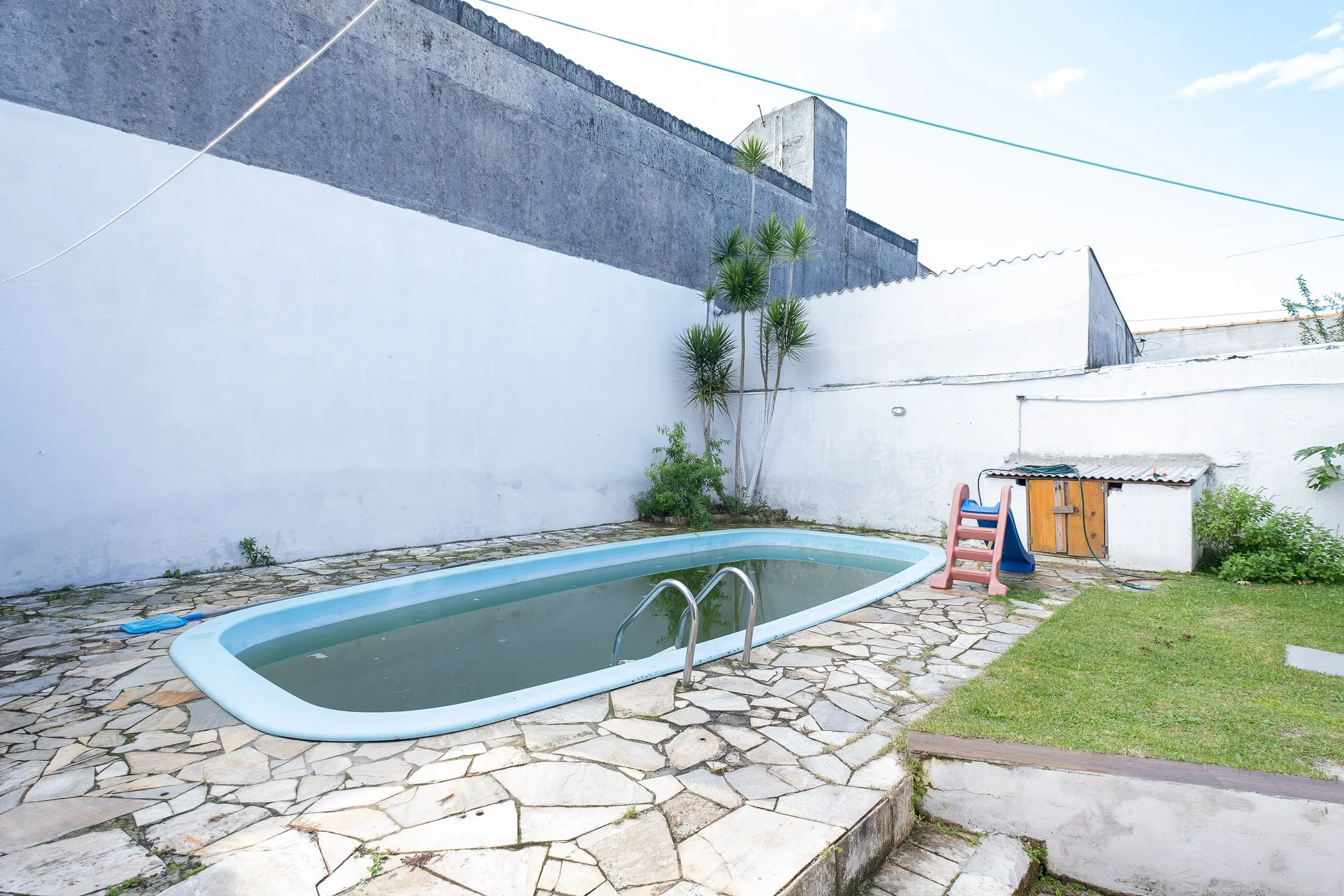 Casa à venda no Umuarama, Pelotas - 361 m², 4 quartos (sendo 2 suítes), móveis de alto padrão e amplo pátio com piscina. - 26