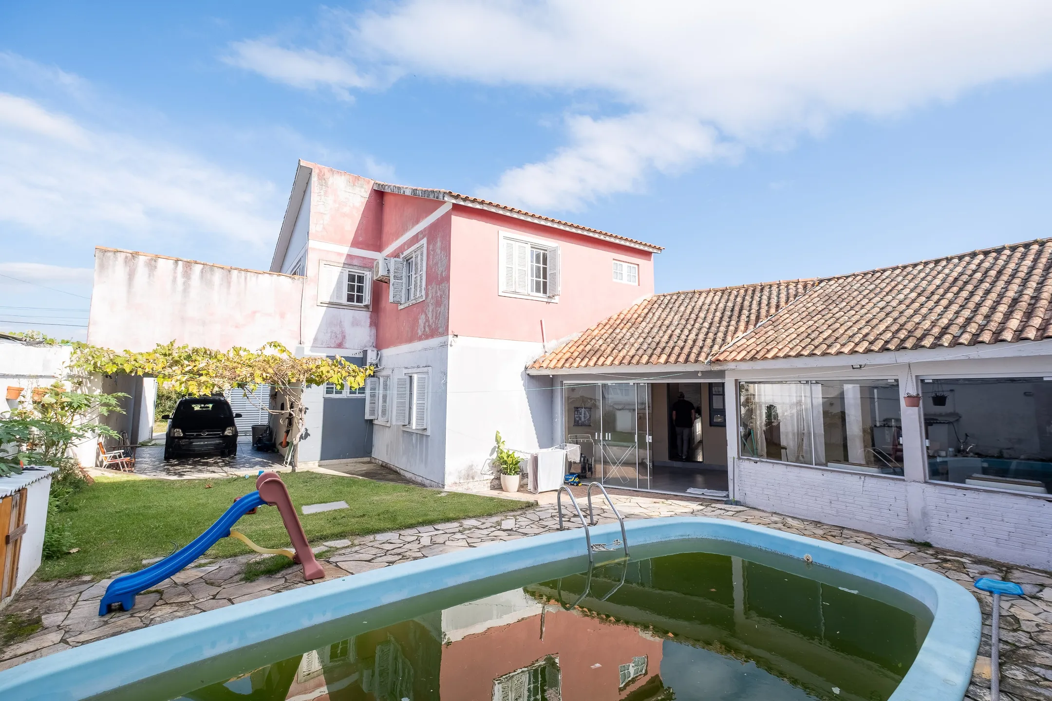 Casa à venda no Umuarama, Pelotas - 361 m², 4 quartos (sendo 2 suítes), móveis de alto padrão e amplo pátio com piscina. - 27