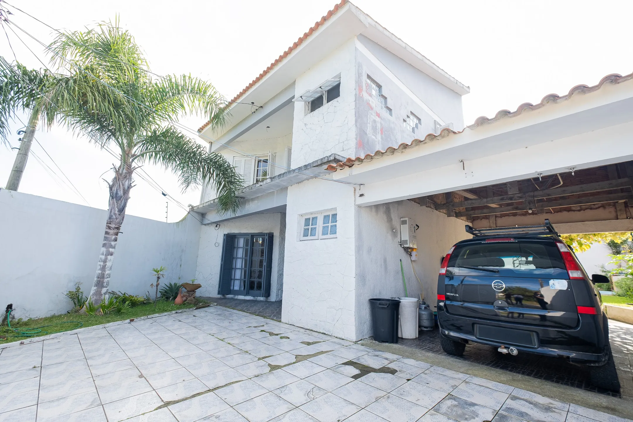 Casa à venda no Umuarama, Pelotas - 361 m², 4 quartos (sendo 2 suítes), móveis de alto padrão e amplo pátio com piscina. - 28