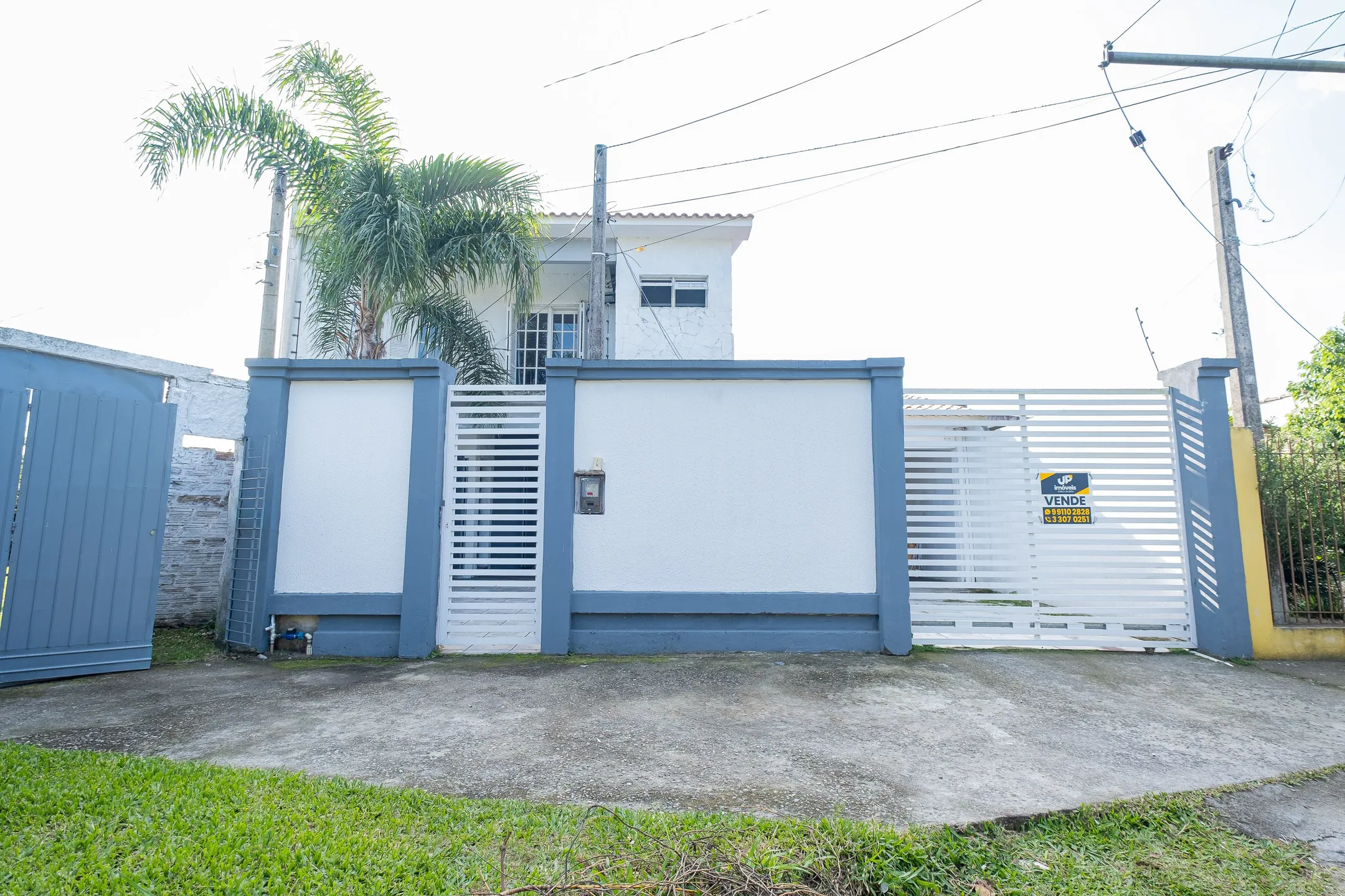 Casa à venda no Umuarama, Pelotas - 361 m², 4 quartos (sendo 2 suítes), móveis de alto padrão e amplo pátio com piscina. - 29