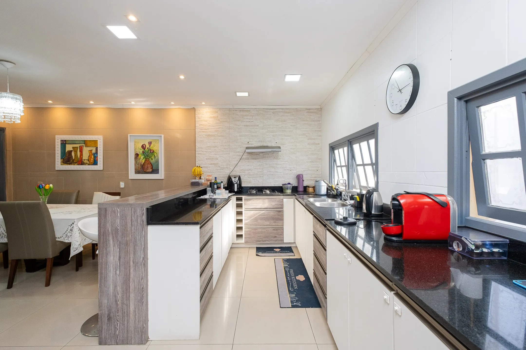 Casa à venda no Umuarama, Pelotas - 361 m², 4 quartos (sendo 2 suítes), móveis de alto padrão e amplo pátio com piscina. - 6
