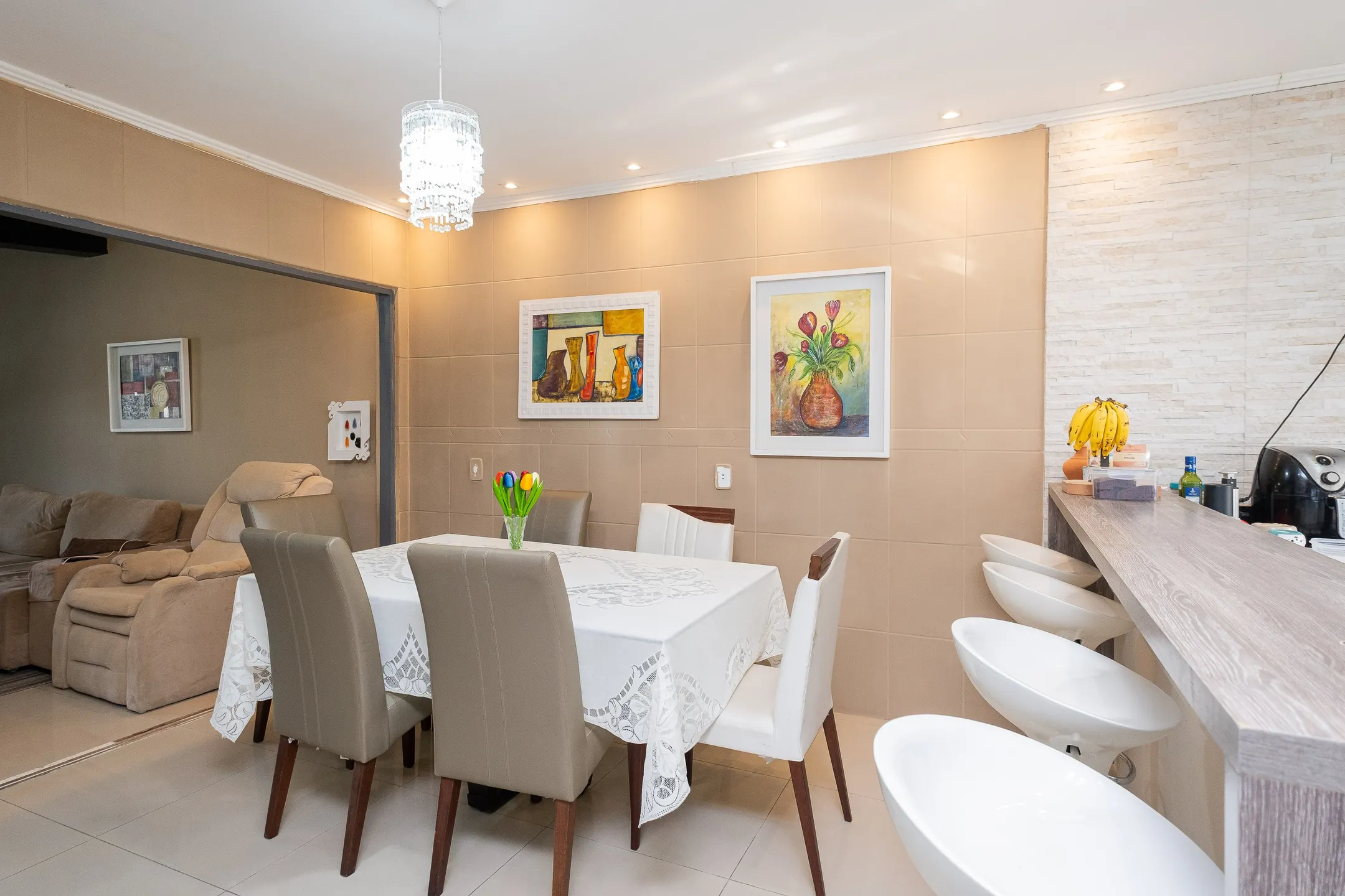 Casa à venda no Umuarama, Pelotas - 361 m², 4 quartos (sendo 2 suítes), móveis de alto padrão e amplo pátio com piscina. - 7