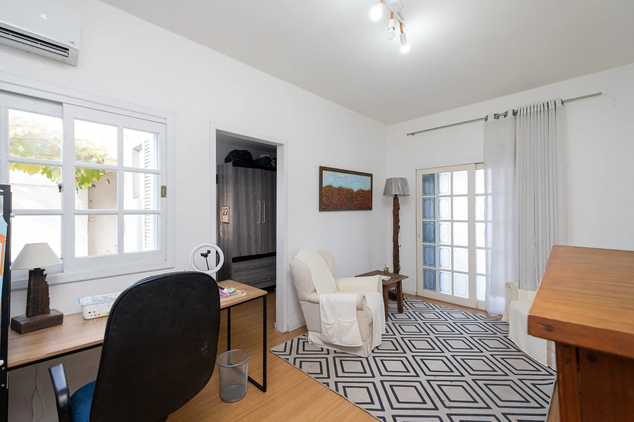 Casa à venda no Umuarama, Pelotas - 361 m², 4 quartos (sendo 2 suítes), móveis de alto padrão e amplo pátio com piscina. - 8