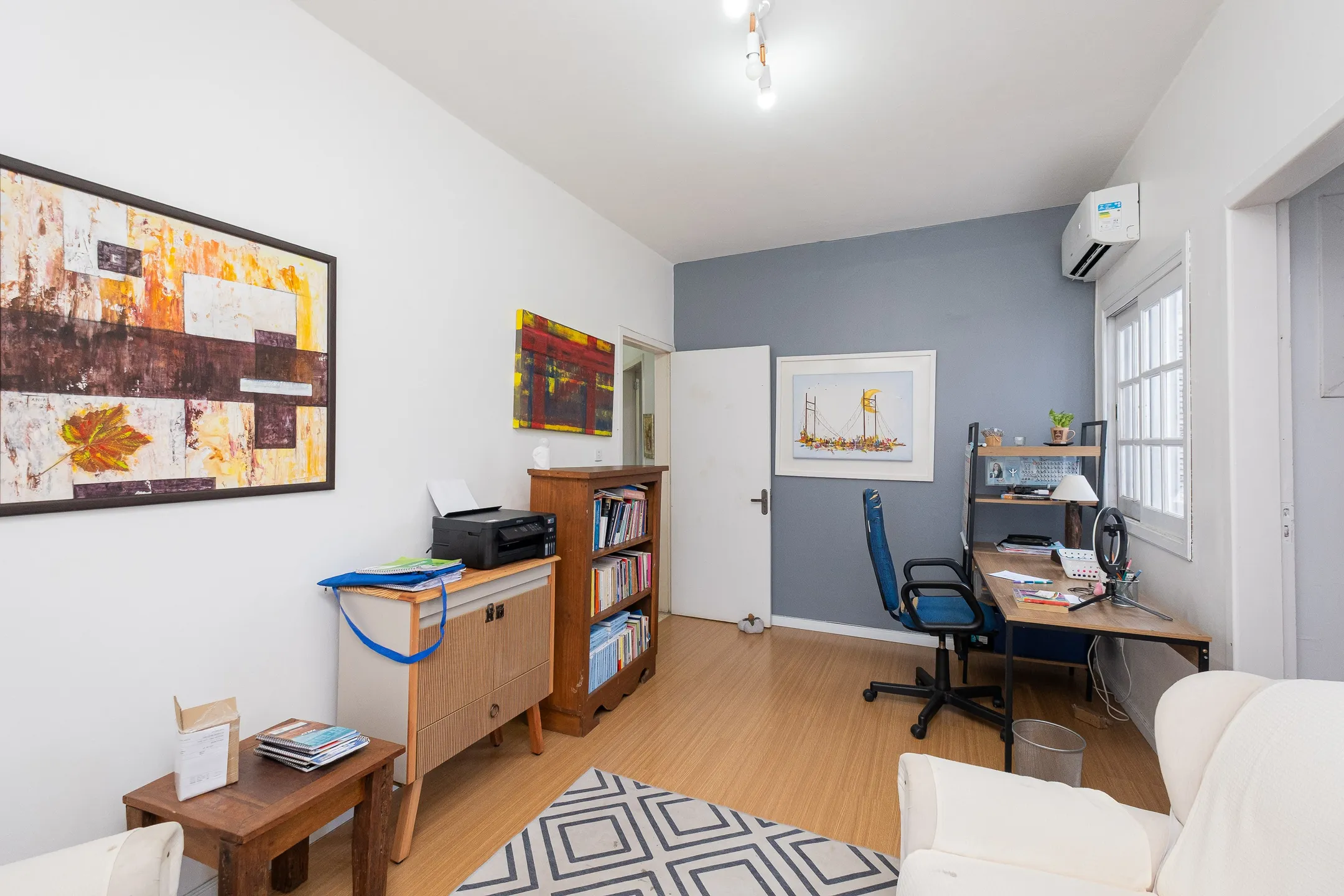 Casa à venda no Umuarama, Pelotas - 361 m², 4 quartos (sendo 2 suítes), móveis de alto padrão e amplo pátio com piscina. - 9