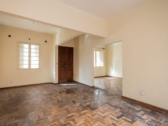 Casa 3 quartos e 2 banheiros, para alugar, no bairro Centro em Pelotas