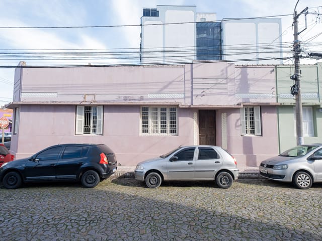 Casa 3 quartos e 2 banheiros, para alugar, no bairro Centro em Pelotas