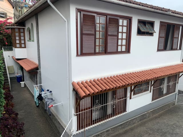 Casa 4 quartos e 1 banheiro, à venda, no bairro Mosela em Petrópolis