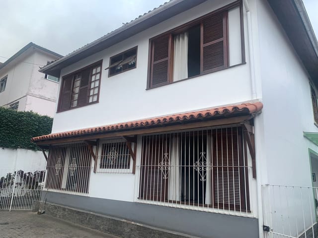 Casa 4 quartos e 1 banheiro, à venda, no bairro Mosela em Petrópolis