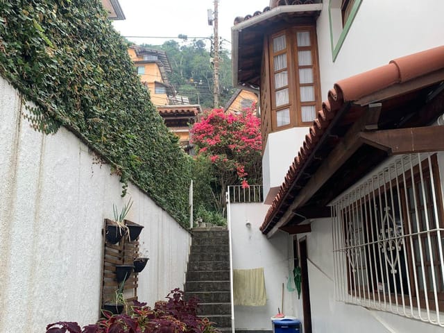Casa 4 quartos e 1 banheiro, à venda, no bairro Mosela em Petrópolis