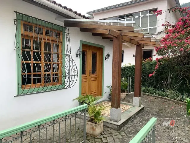 Casa 4 quartos e 1 banheiro, à venda, no bairro Mosela em Petrópolis