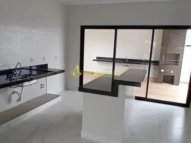 Casa com 300m² 3 quartos e 4 banheiros, à venda, no bairro Piracangaguá em Taubaté