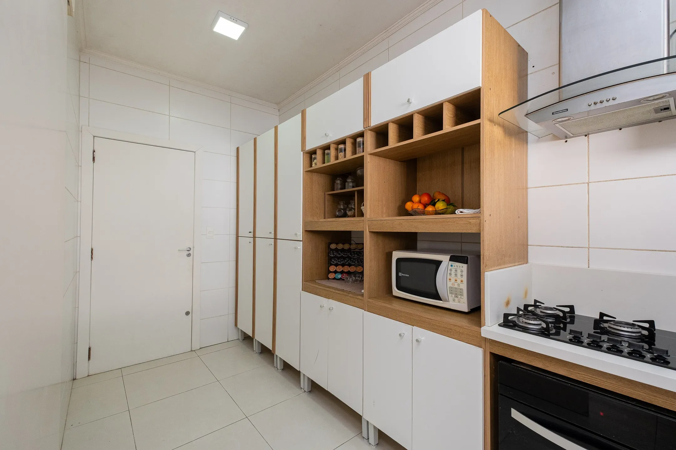 Casa à venda nas Três Vendas - 182 m², 3 quartos, móveis planejados, lareira, amplo espaço gourmet com piscina e garagem. - 10