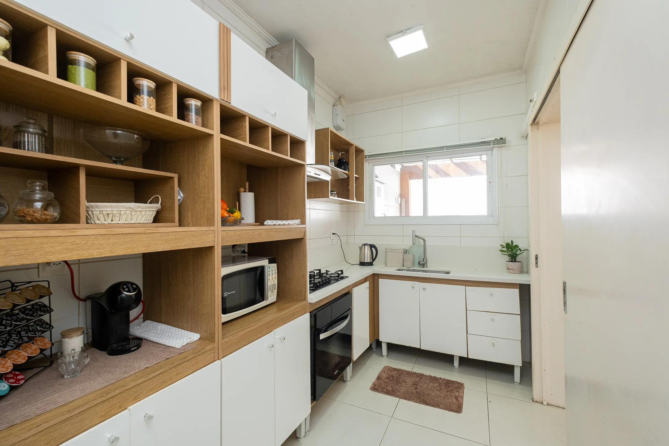 Casa à venda nas Três Vendas - 182 m², 3 quartos, móveis planejados, lareira, amplo espaço gourmet com piscina e garagem. - 11