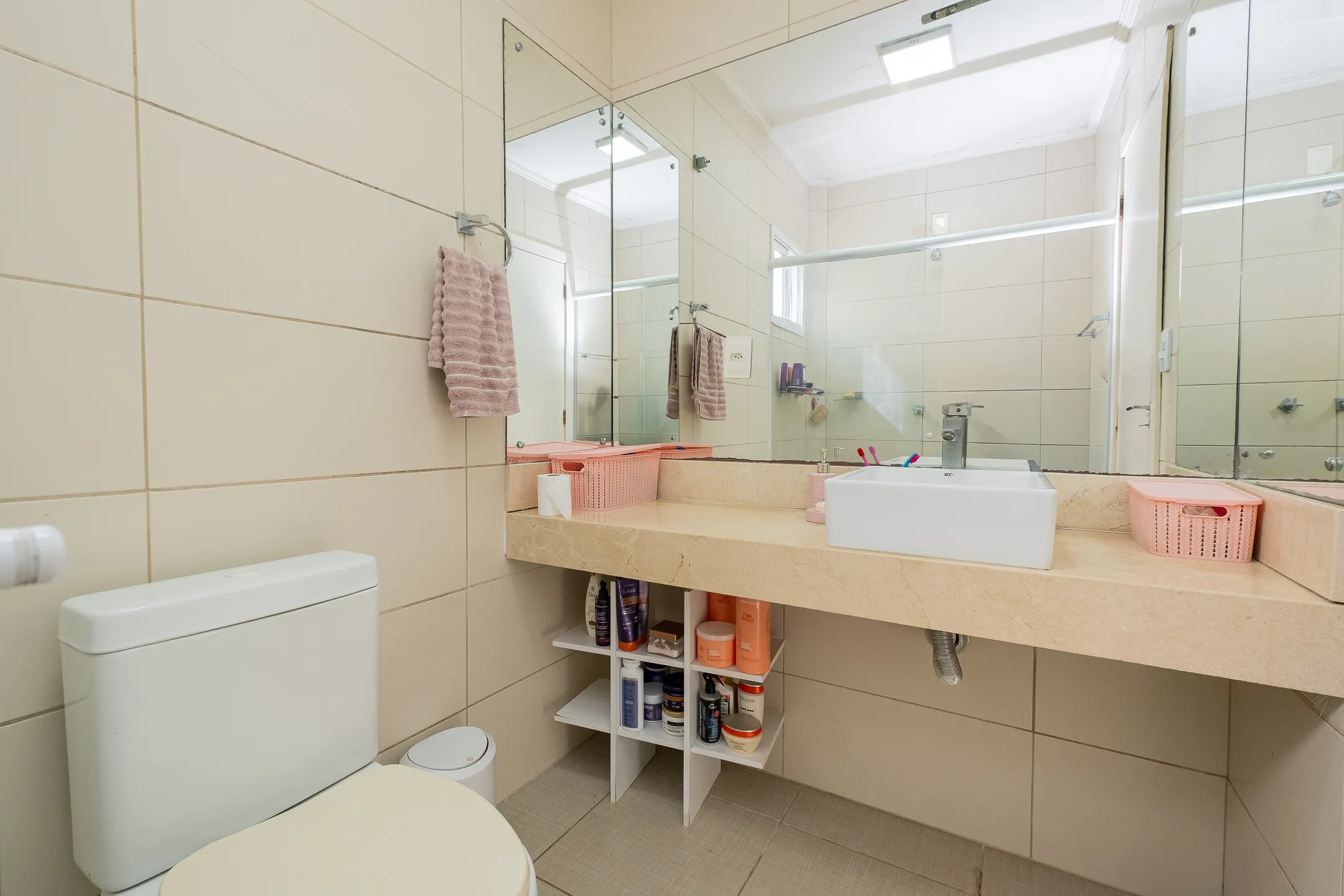 Casa à venda nas Três Vendas - 182 m², 3 quartos, móveis planejados, lareira, amplo espaço gourmet com piscina e garagem. - 16
