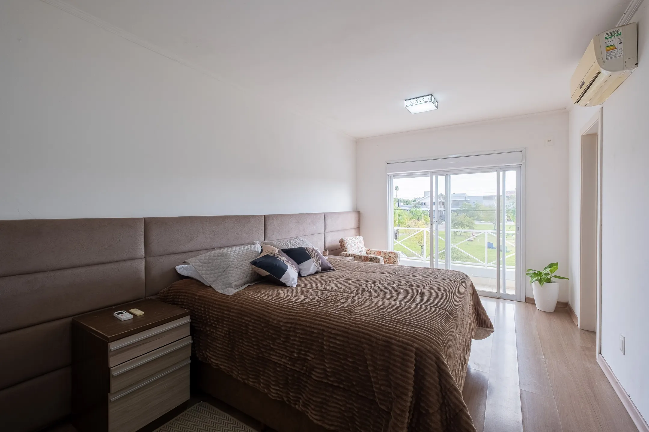 Casa à venda nas Três Vendas - 182 m², 3 quartos, móveis planejados, lareira, amplo espaço gourmet com piscina e garagem. - 18
