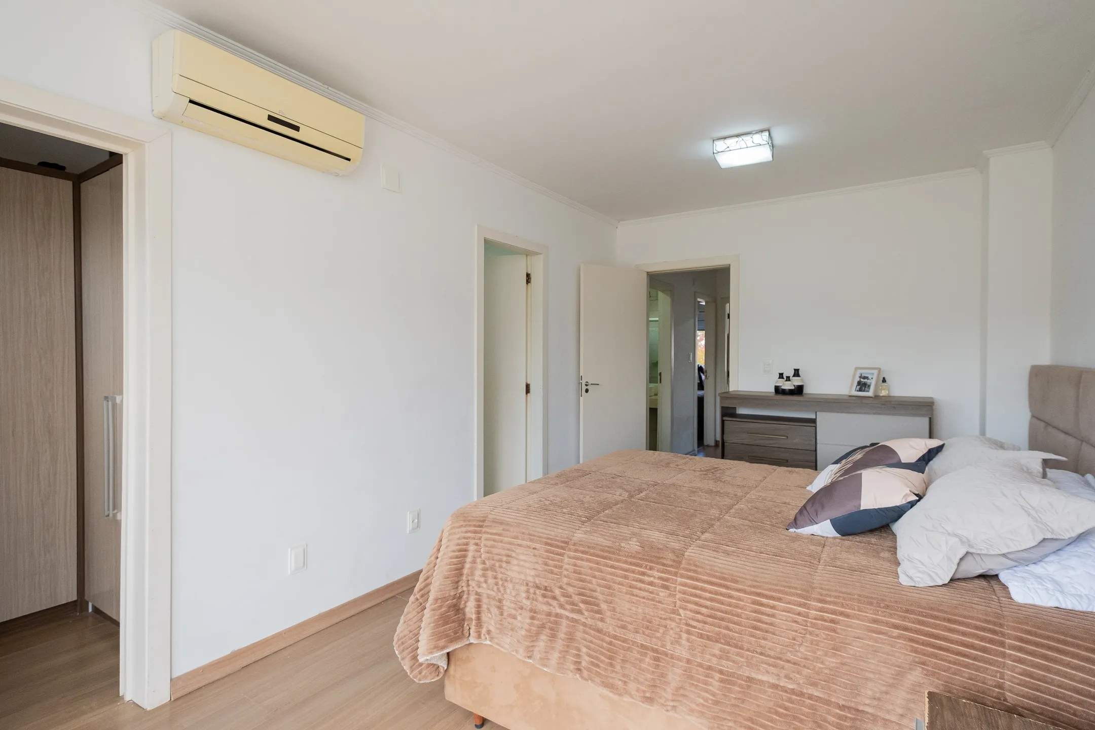 Casa à venda nas Três Vendas - 182 m², 3 quartos, móveis planejados, lareira, amplo espaço gourmet com piscina e garagem. - 19