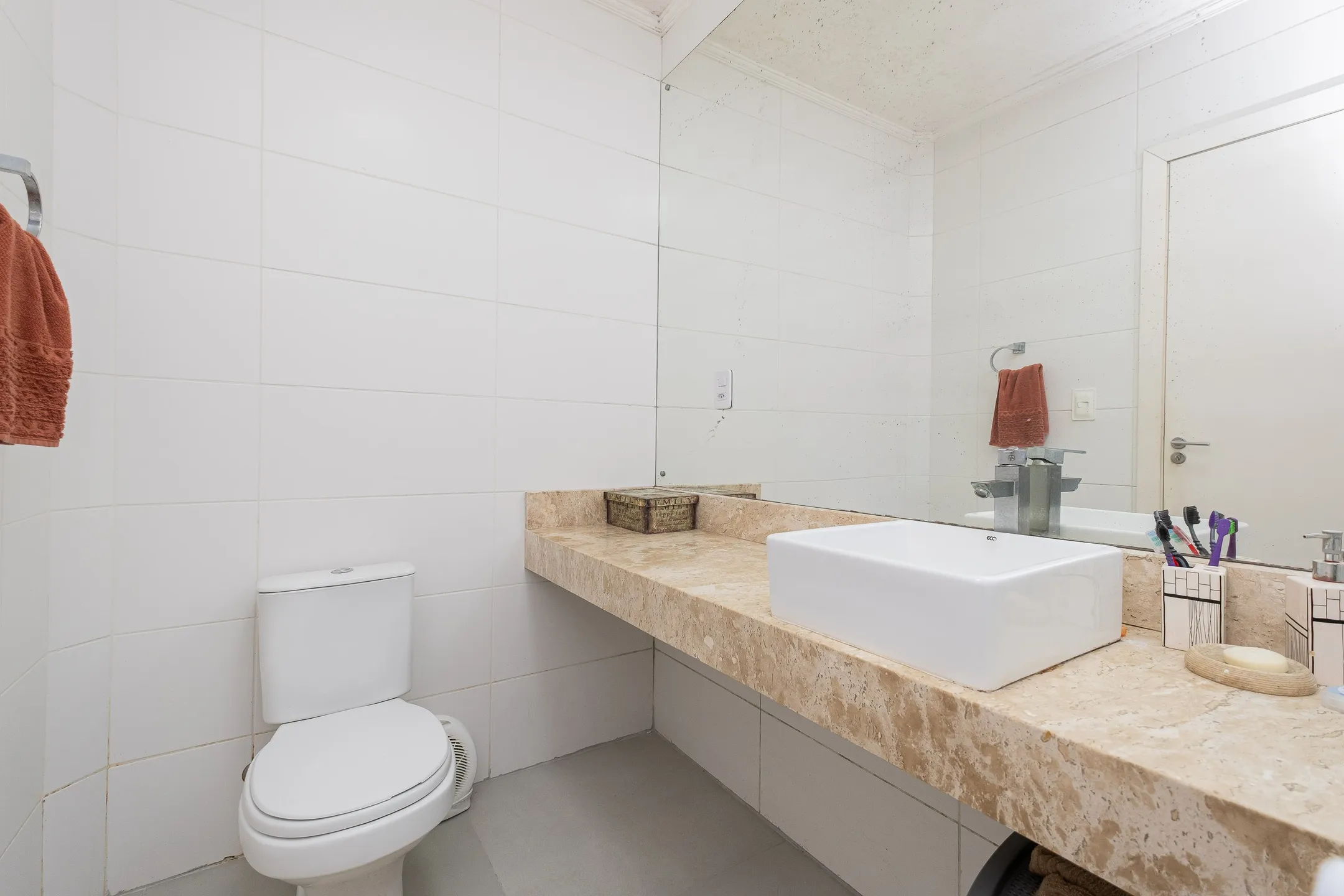 Casa à venda nas Três Vendas - 182 m², 3 quartos, móveis planejados, lareira, amplo espaço gourmet com piscina e garagem. - 21