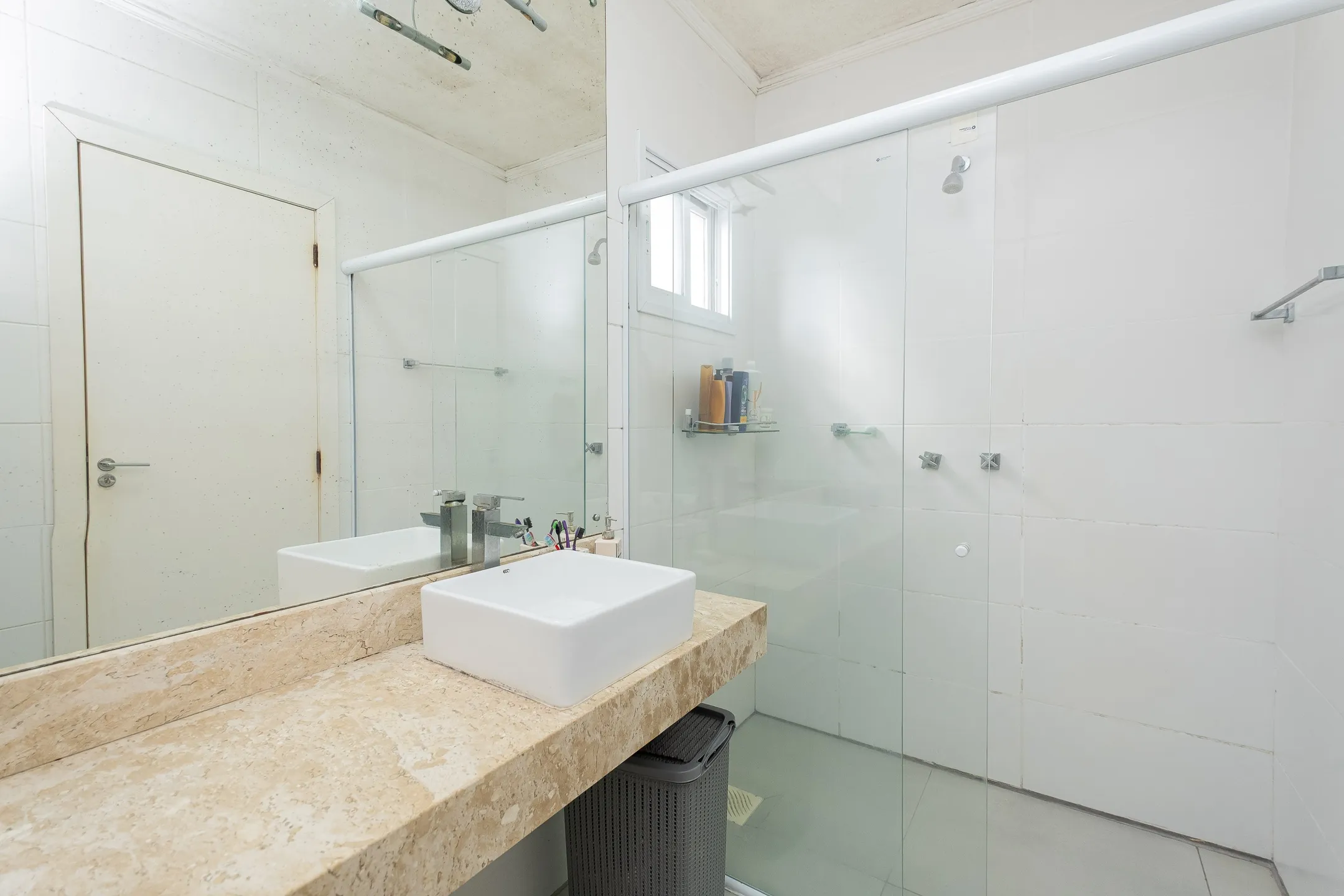 Casa à venda nas Três Vendas - 182 m², 3 quartos, móveis planejados, lareira, amplo espaço gourmet com piscina e garagem. - 22