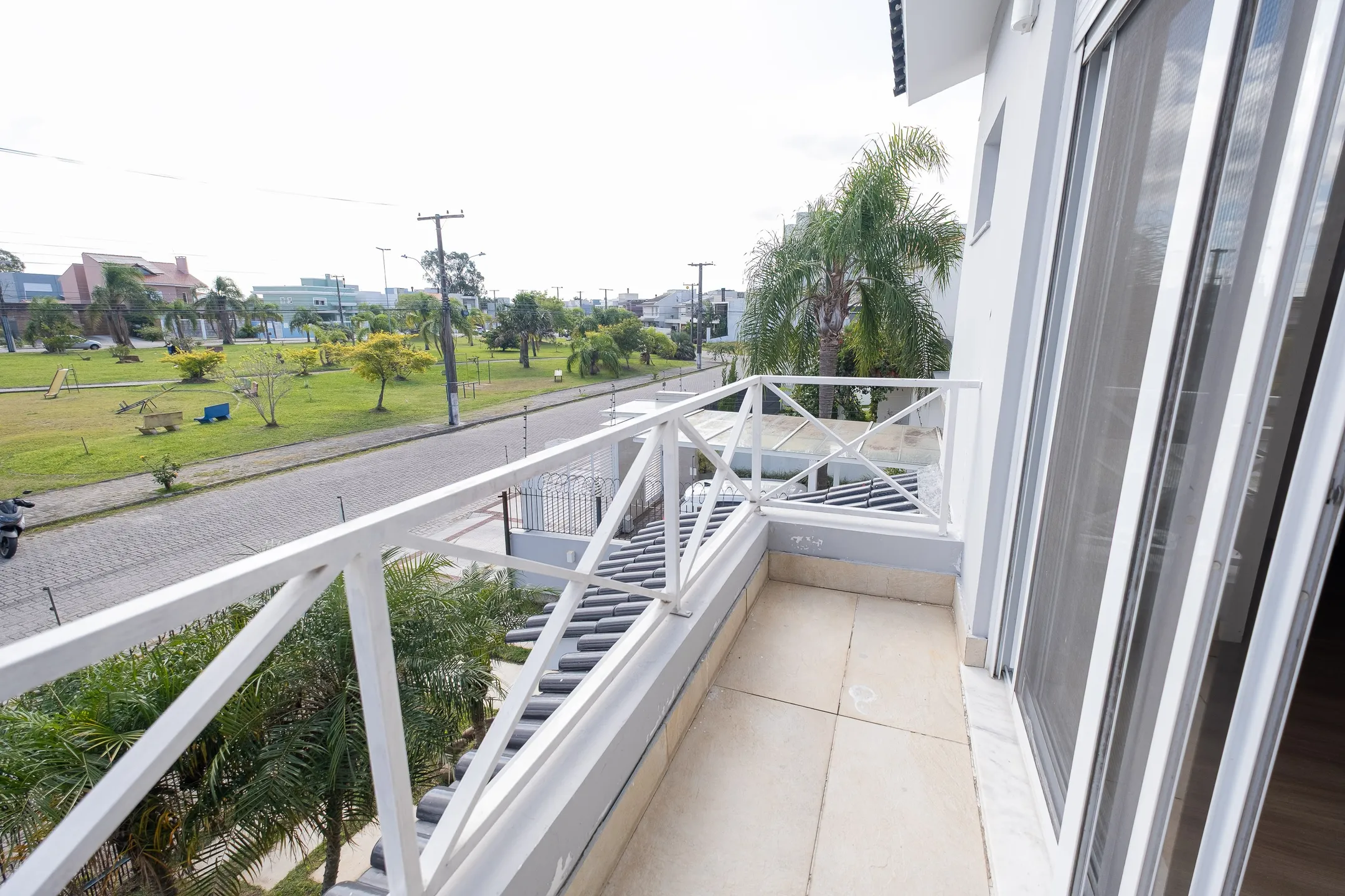 Casa à venda nas Três Vendas - 182 m², 3 quartos, móveis planejados, lareira, amplo espaço gourmet com piscina e garagem. - 24