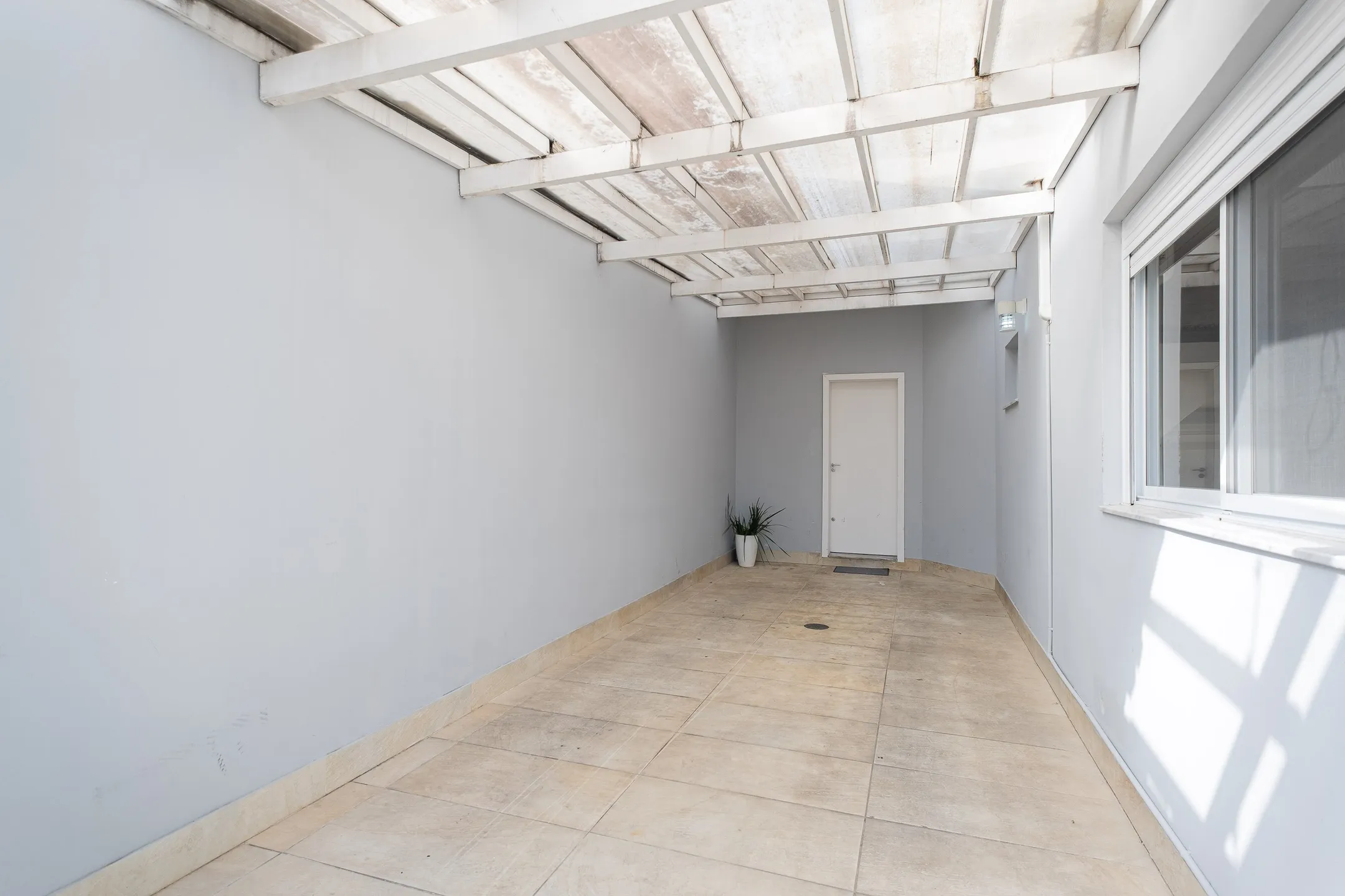 Casa à venda nas Três Vendas - 182 m², 3 quartos, móveis planejados, lareira, amplo espaço gourmet com piscina e garagem. - 25