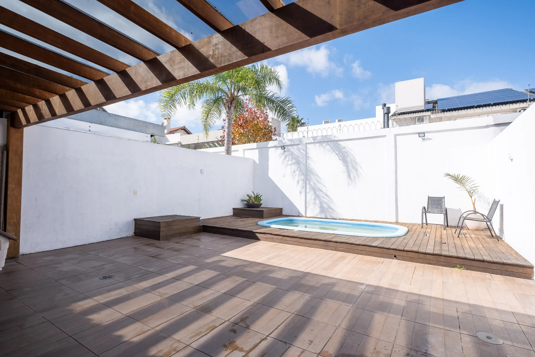 Casa à venda nas Três Vendas - 182 m², 3 quartos, móveis planejados, lareira, amplo espaço gourmet com piscina e garagem. - 26