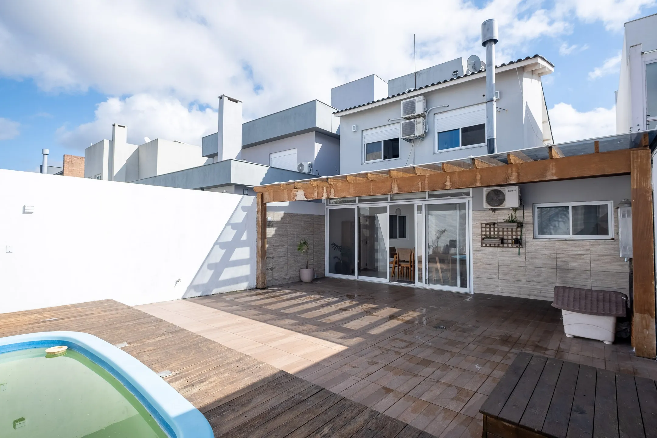 Casa à venda nas Três Vendas - 182 m², 3 quartos, móveis planejados, lareira, amplo espaço gourmet com piscina e garagem. - 27