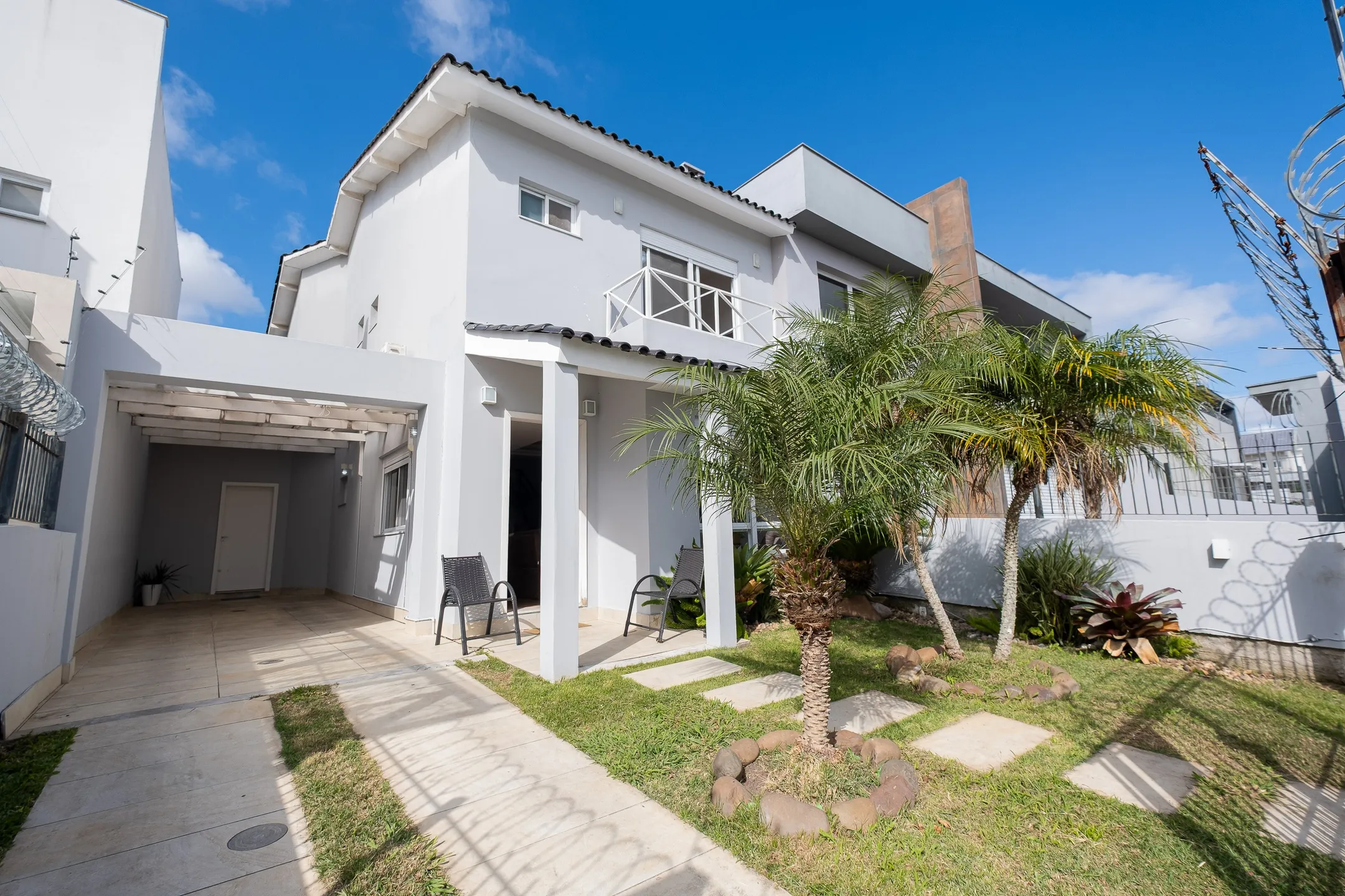 Casa à venda nas Três Vendas - 182 m², 3 quartos, móveis planejados, lareira, amplo espaço gourmet com piscina e garagem. - 28