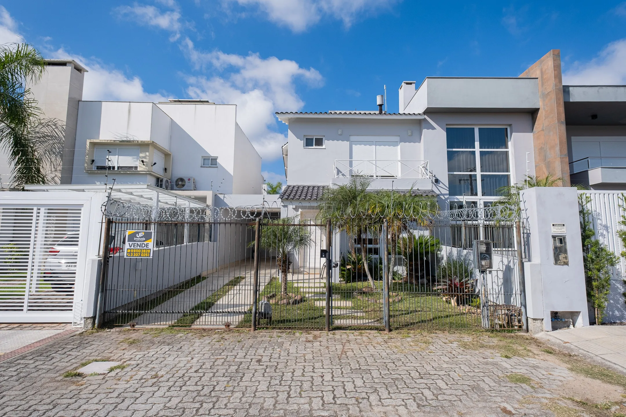 Casa à venda nas Três Vendas - 182 m², 3 quartos, móveis planejados, lareira, amplo espaço gourmet com piscina e garagem. - 29