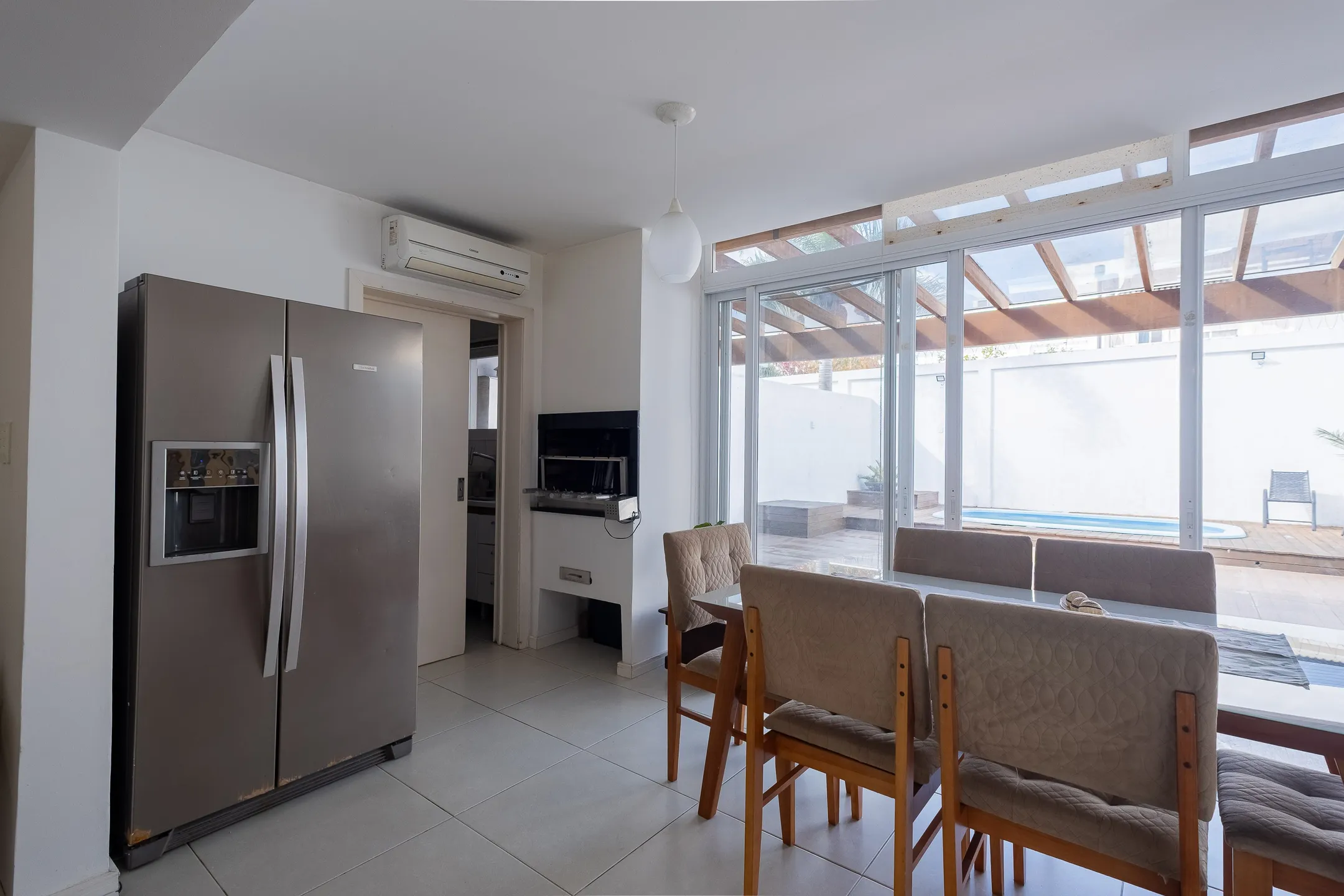 Casa à venda nas Três Vendas - 182 m², 3 quartos, móveis planejados, lareira, amplo espaço gourmet com piscina e garagem. - 7