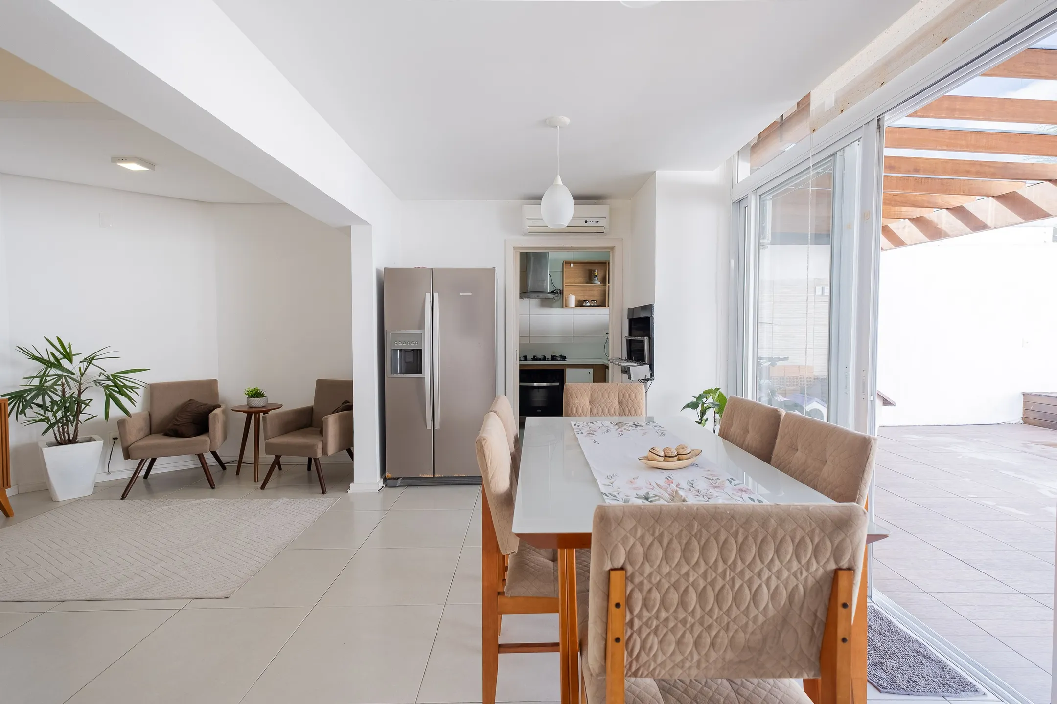 Casa à venda nas Três Vendas - 182 m², 3 quartos, móveis planejados, lareira, amplo espaço gourmet com piscina e garagem. - 8