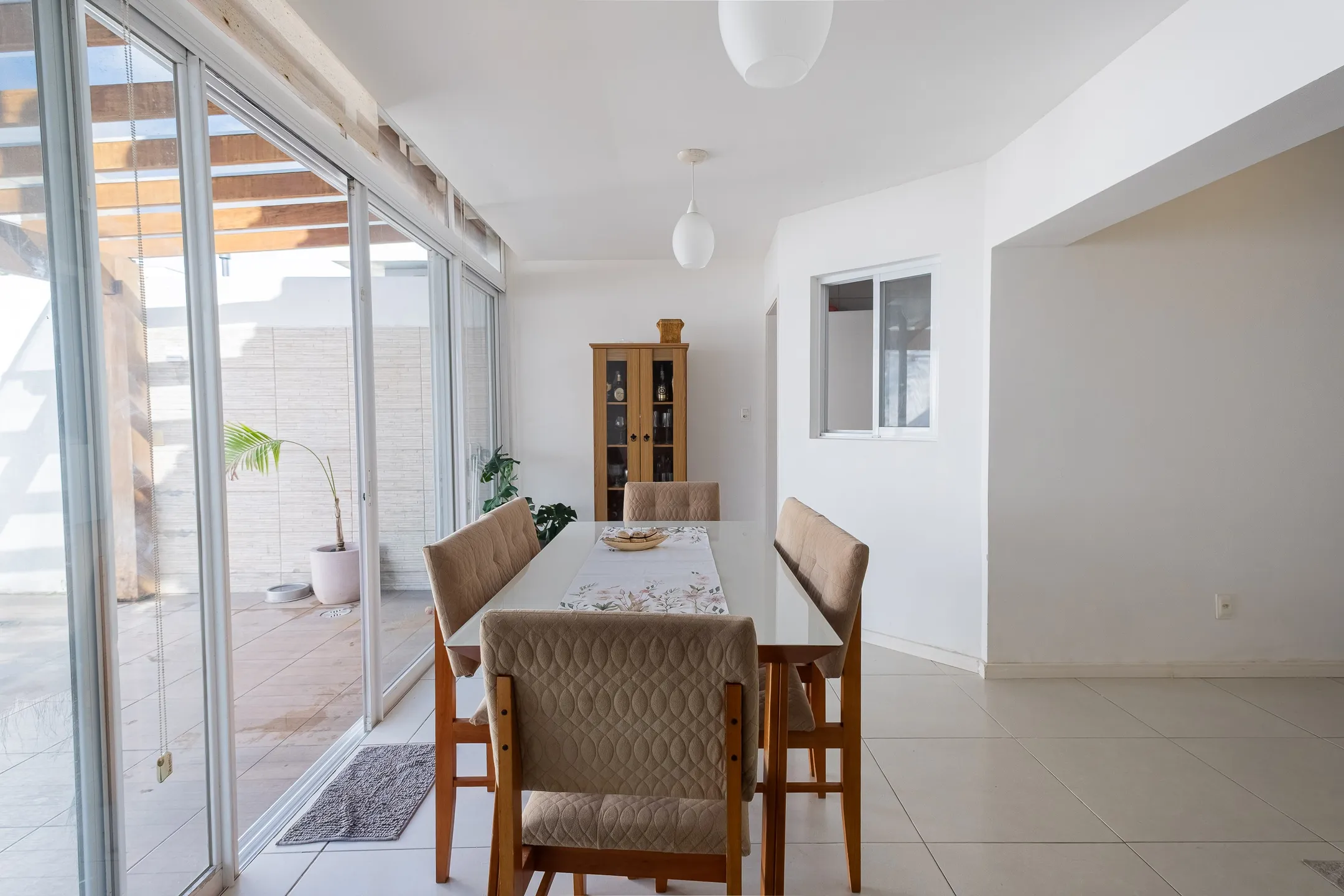 Casa à venda nas Três Vendas - 182 m², 3 quartos, móveis planejados, lareira, amplo espaço gourmet com piscina e garagem. - 9