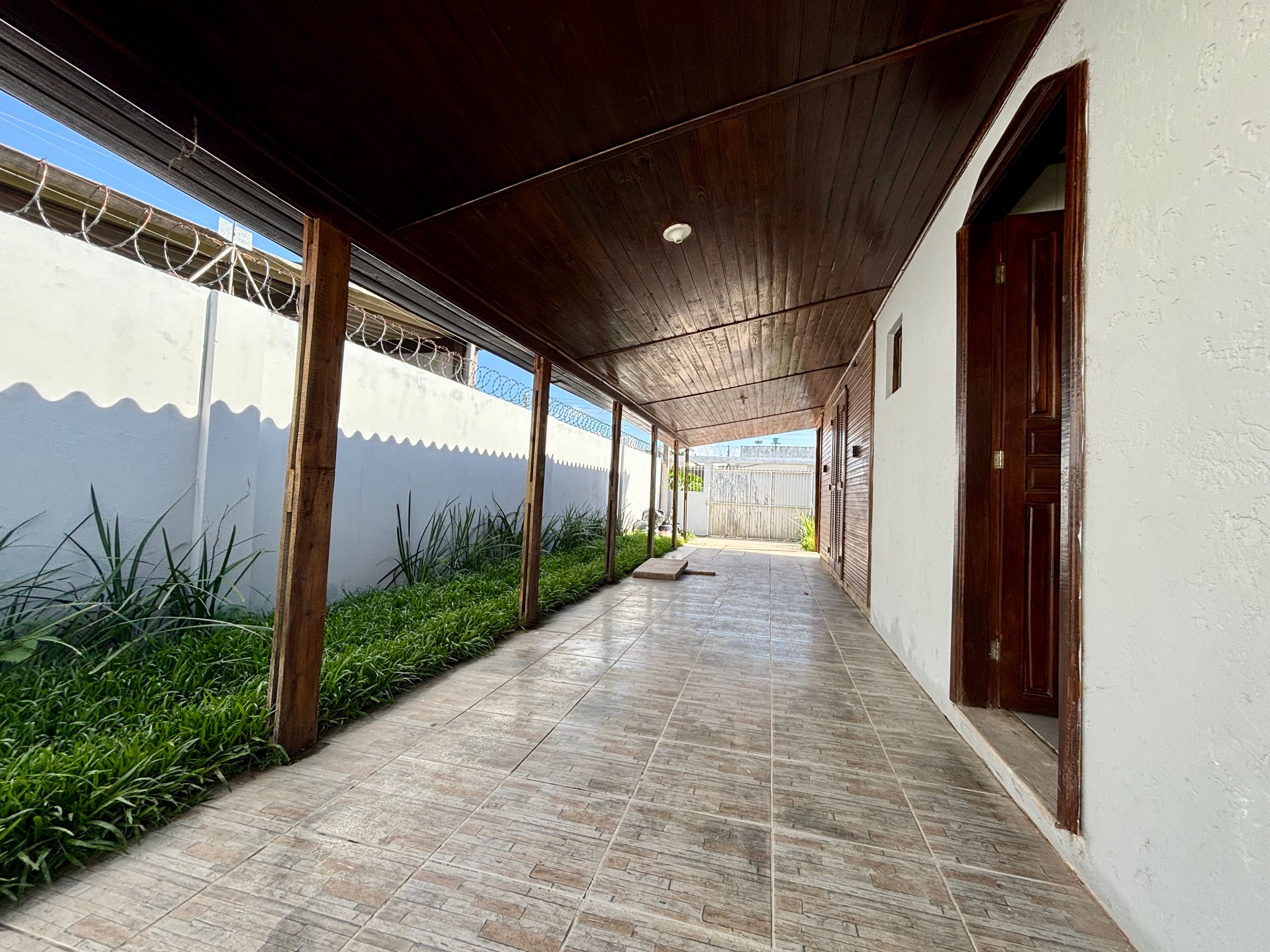 Casa com 3 moradias no mesmo terreno à venda na Vila Princesa, Três Vendas – 235 m², 4 quartos, amplo pátio e garagem. - 17
