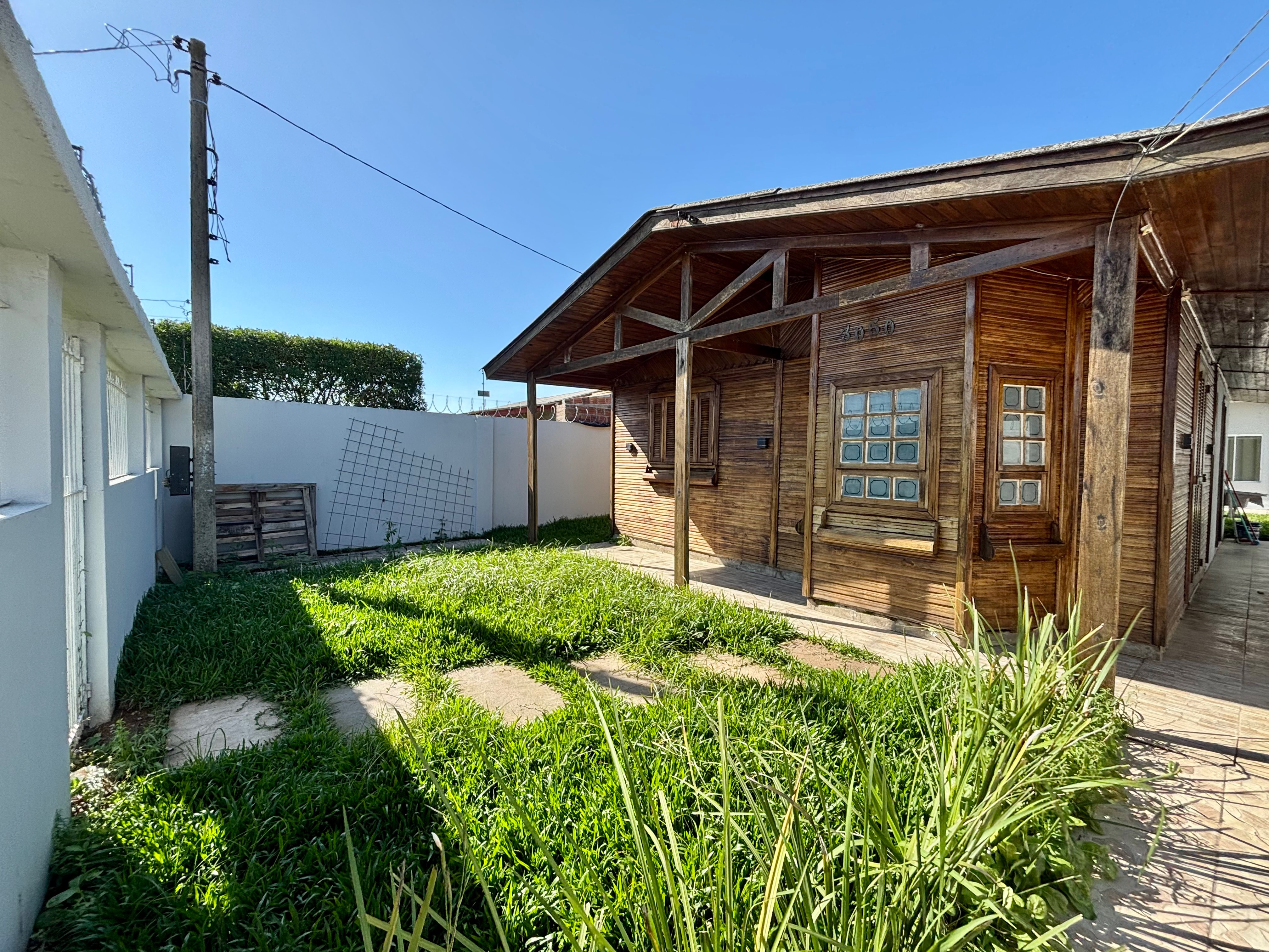 Casa com 3 moradias no mesmo terreno à venda na Vila Princesa, Três Vendas – 235 m², 4 quartos, amplo pátio e garagem. - 18