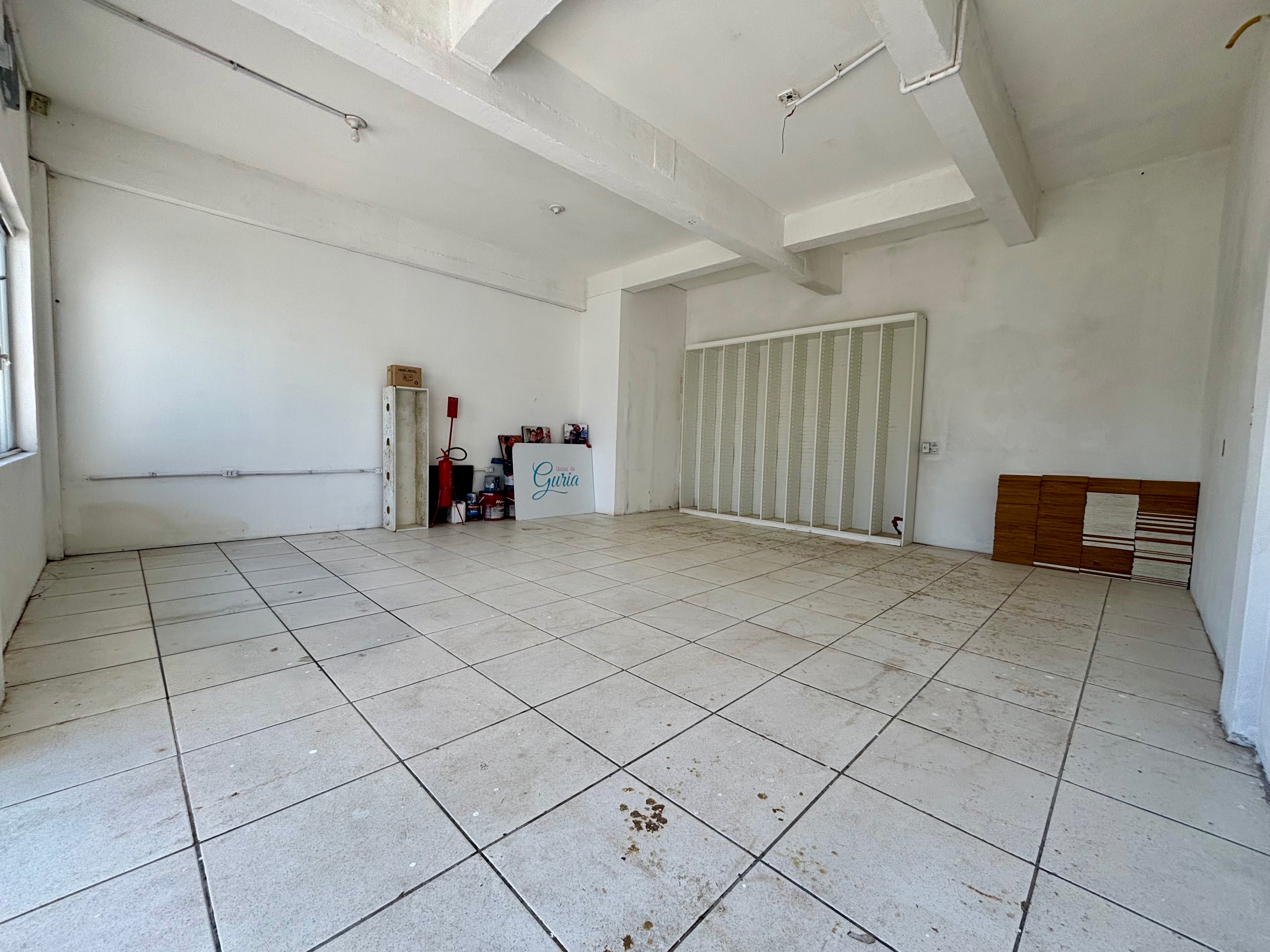 Casa com 3 moradias no mesmo terreno à venda na Vila Princesa, Três Vendas – 235 m², 4 quartos, amplo pátio e garagem. - 13