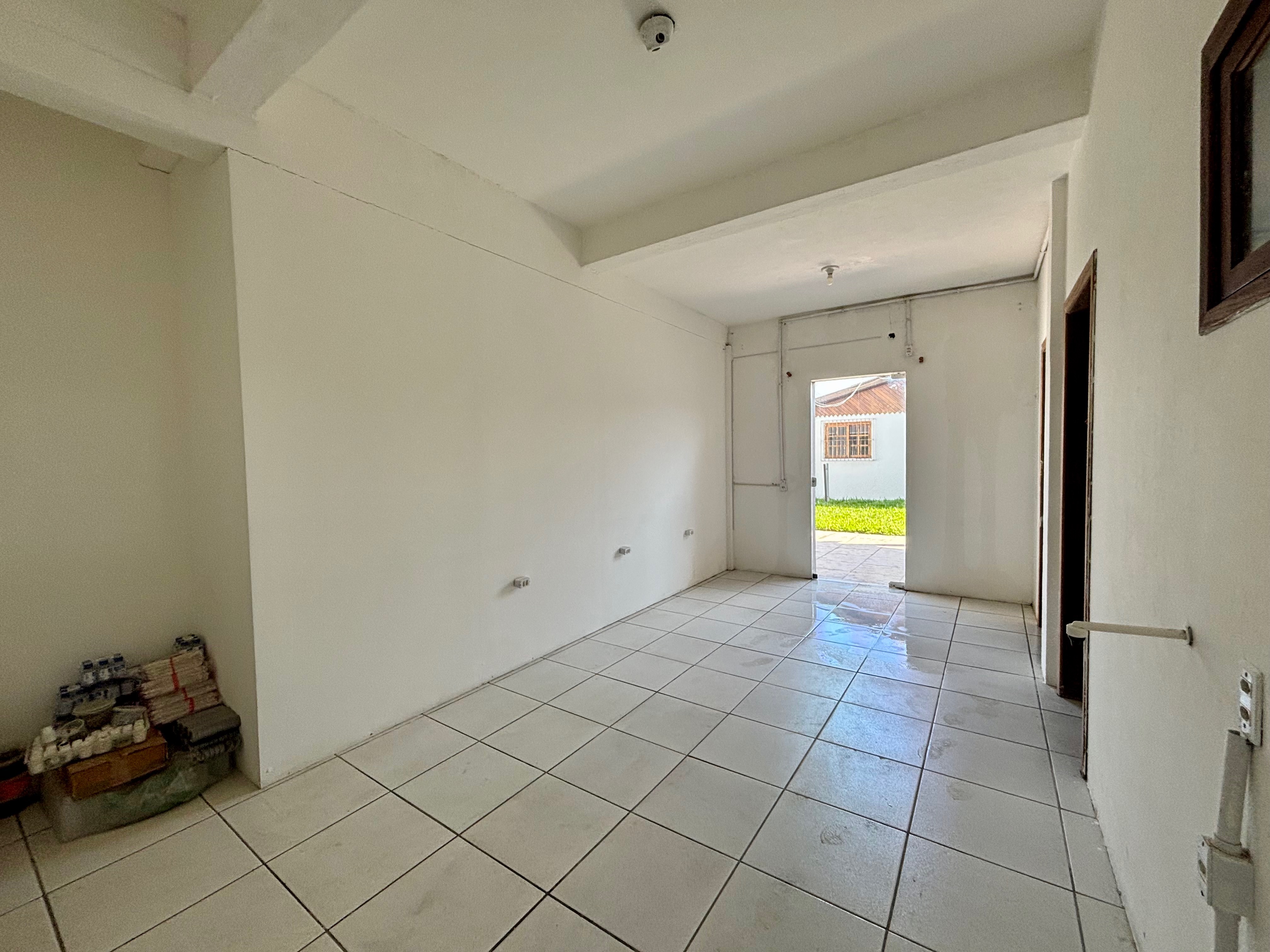 Casa com 3 moradias no mesmo terreno à venda na Vila Princesa, Três Vendas – 235 m², 4 quartos, amplo pátio e garagem. - 10